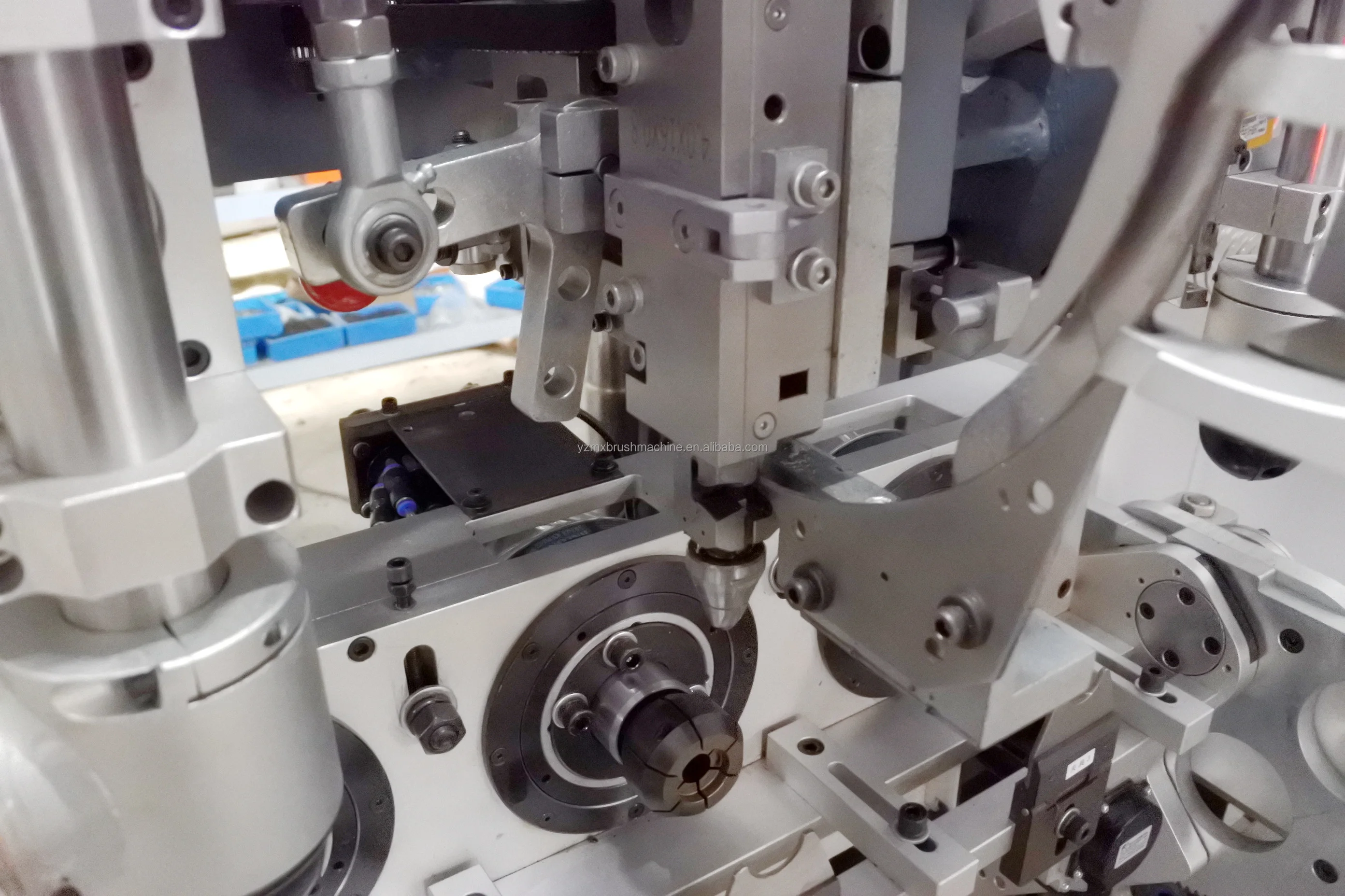 CNC 5 оси 3 головки 2 сверления и 1 тафтинг метла туалетной щетки делая машину высокая скорость