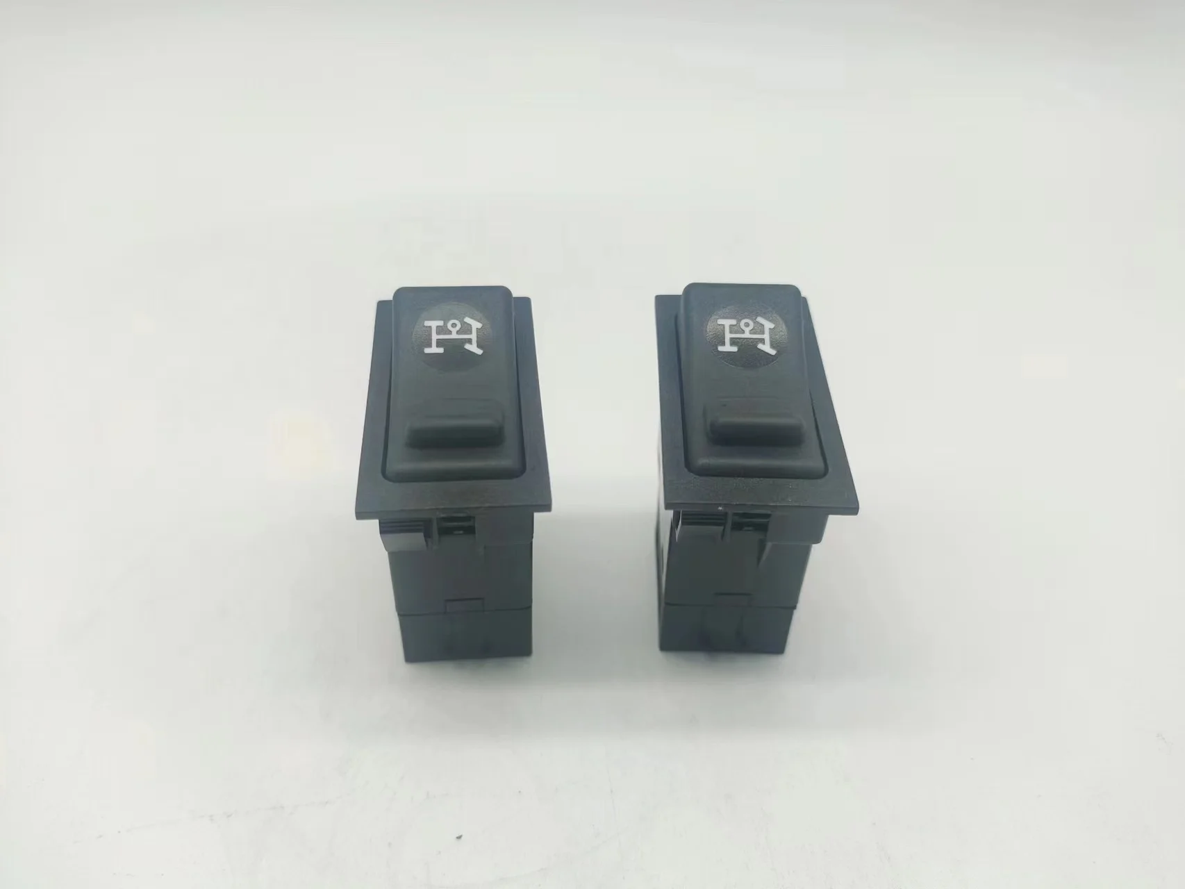 The truck light turns on the cab truck roof light