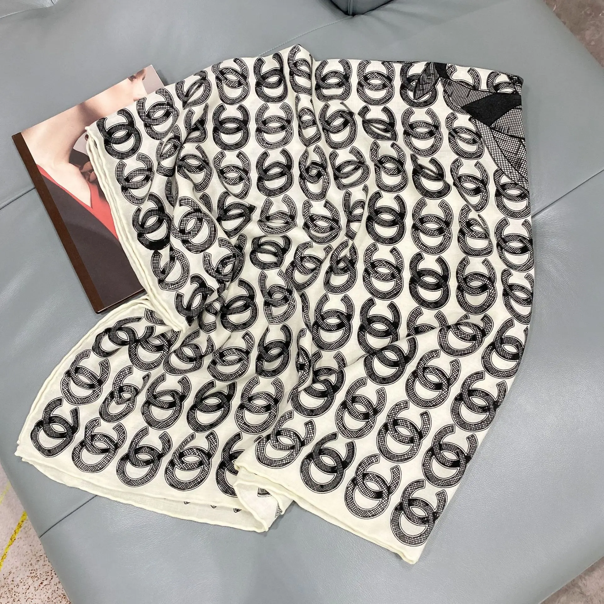 Early spring light luxury fashion thick scarf women warm decorative shawl