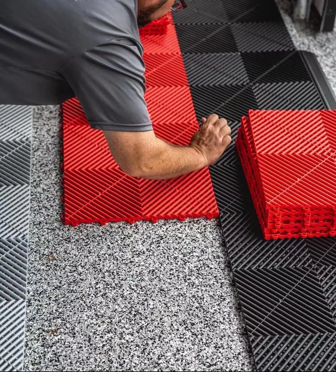 Interlocking Pvc Garage Floor Tile for Garage Plastic Flooring for Warehouse Car Wash Drain Dalle Slab Rib Garage Floor Mat