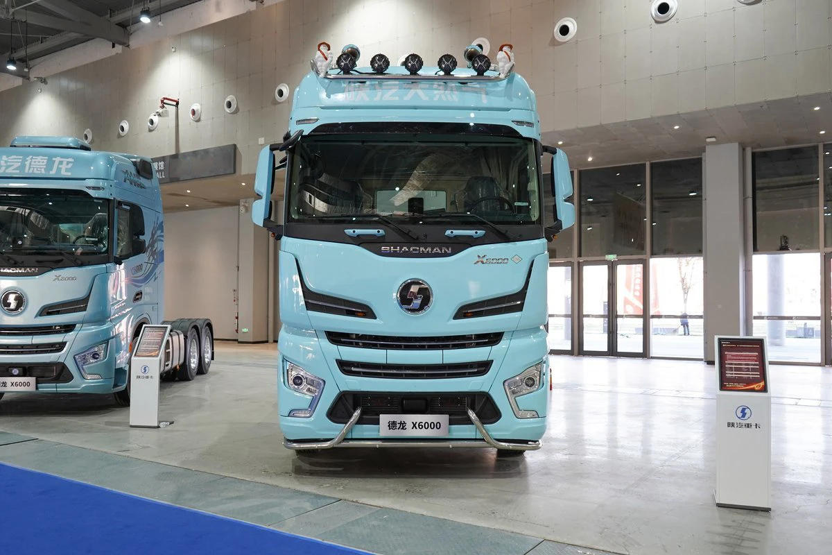 Towing 40 tons 6x4 LNG power 700hp engine automatic 10 wheeler 295/80r22.5 tyres tractor truck for sale