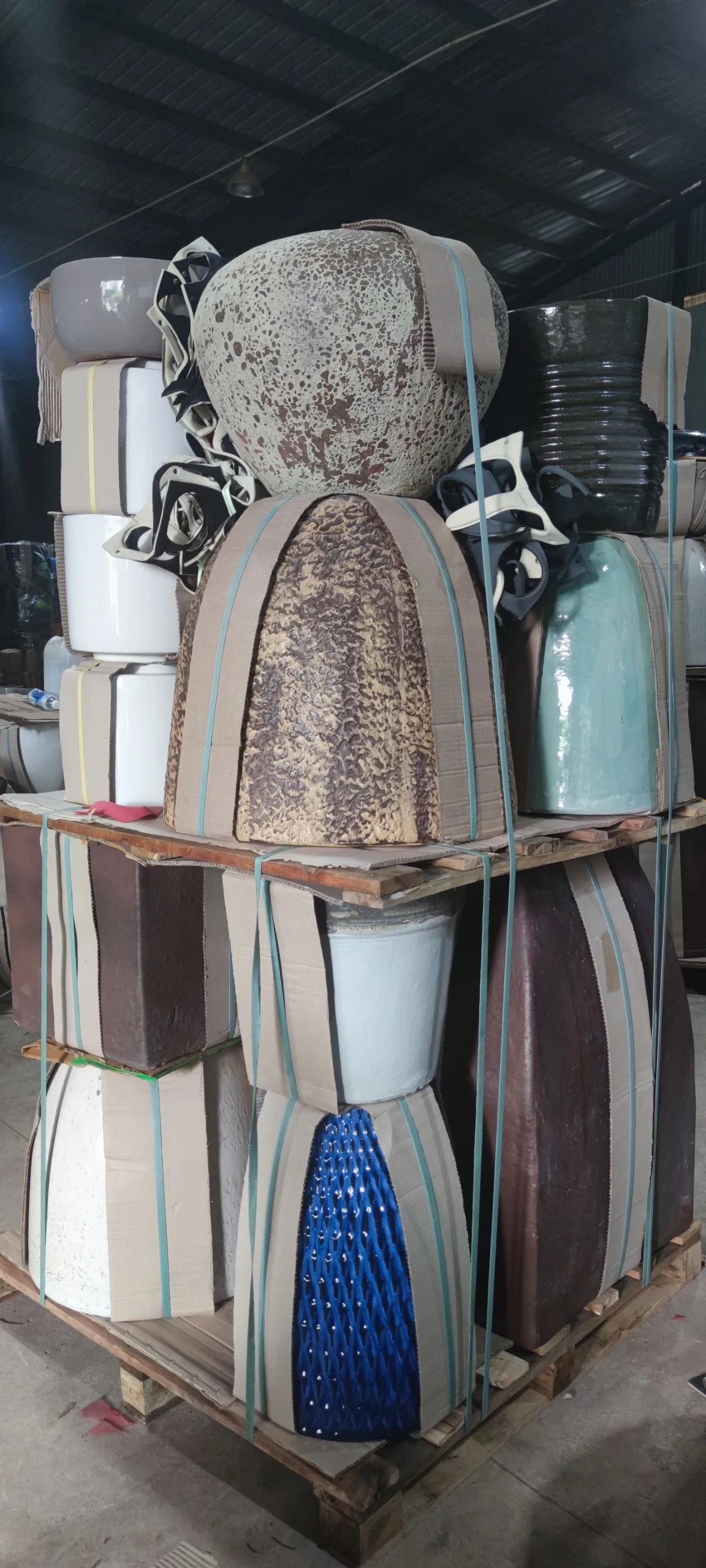 Mix Container Ceramic Pots such as Glazed Pots, Black Clay, Atlantis Pots with Cheap Price