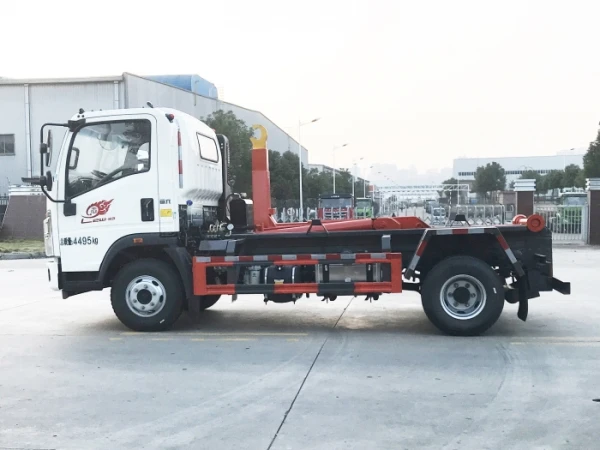 SINOTRUK 4*2  7cbm   garbage truck road on road off bin hook lifter garbage truck
