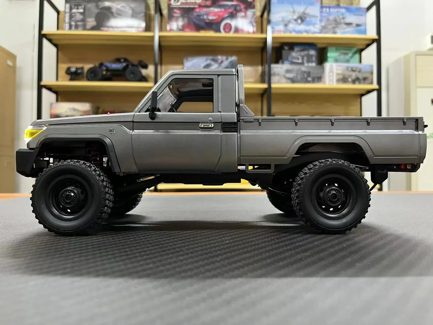 Лидер продаж MN82 PRO 1/12 полноразмерный Радиоуправляемый автомобиль 2 4 г 4WD гусеничный пикап Модернизированная версия MN-управляемые фары