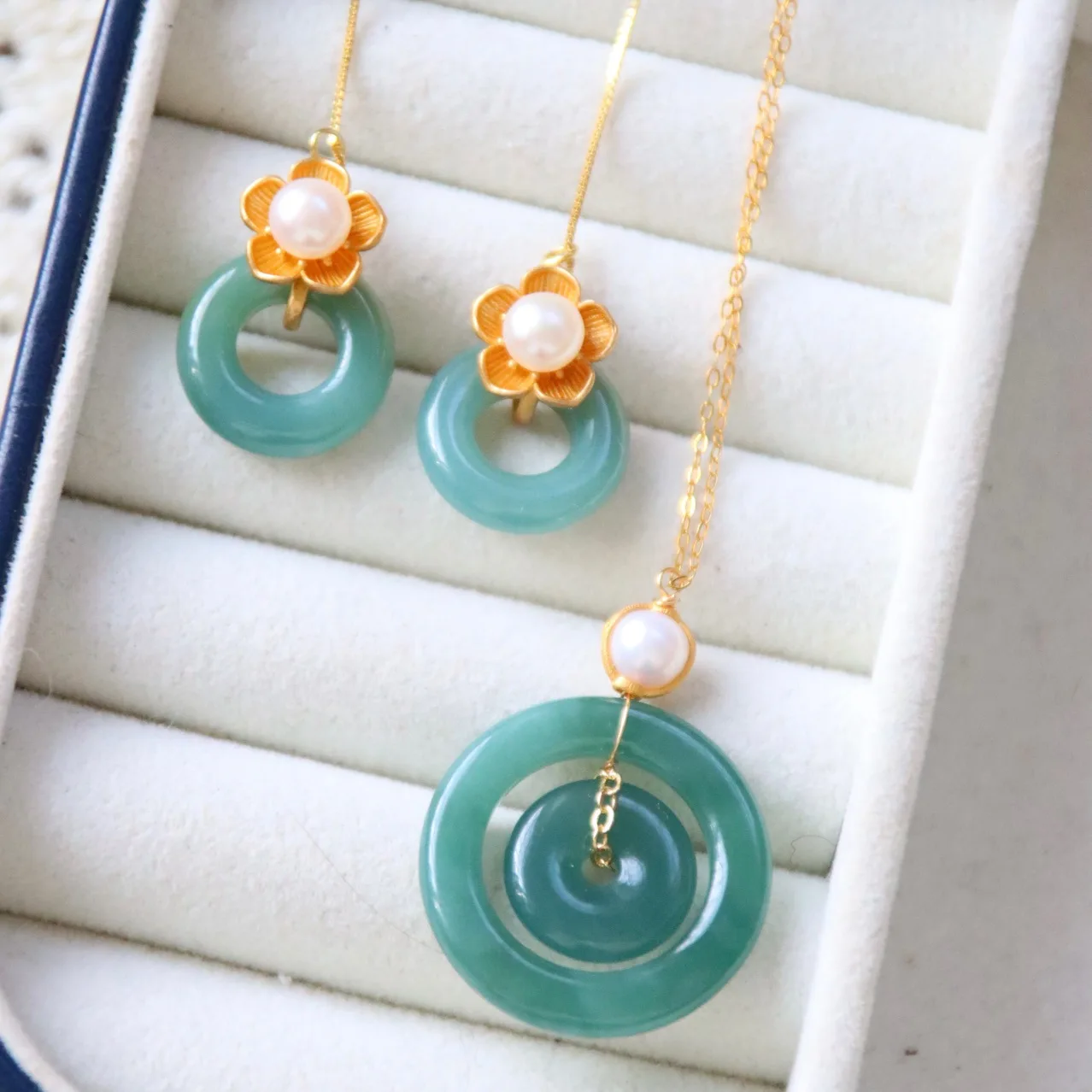 Aimgal fine jewelry  S925 Silver Natural Hotan Jade Round Buckle Necklace Freshwater Pearl Flower Earrings Jewelry Set