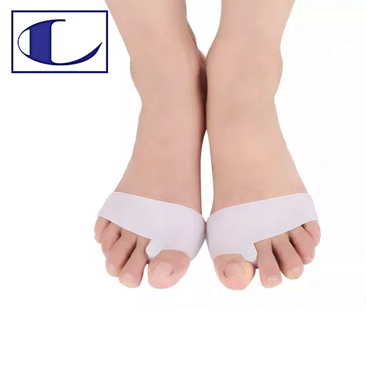 A padded insole in which the gel of sleeve compresses separated toes Forefoot cushion Toe