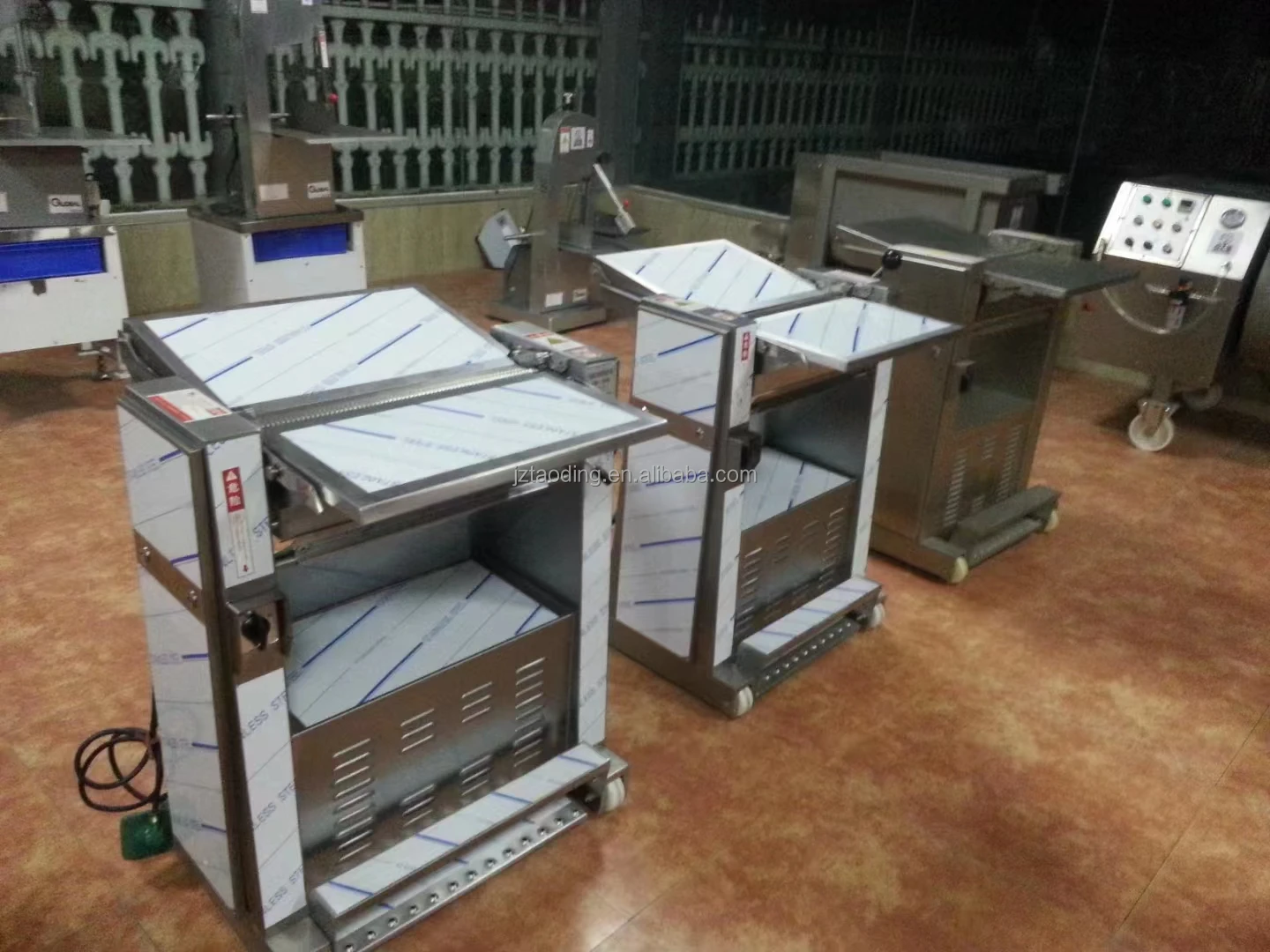 Automatic Pork Rind Meat Skinner Slicer Lamb Pig Beef Skin Fat Remover Slice Peel Remove meat Peeler pork skin peeling machine