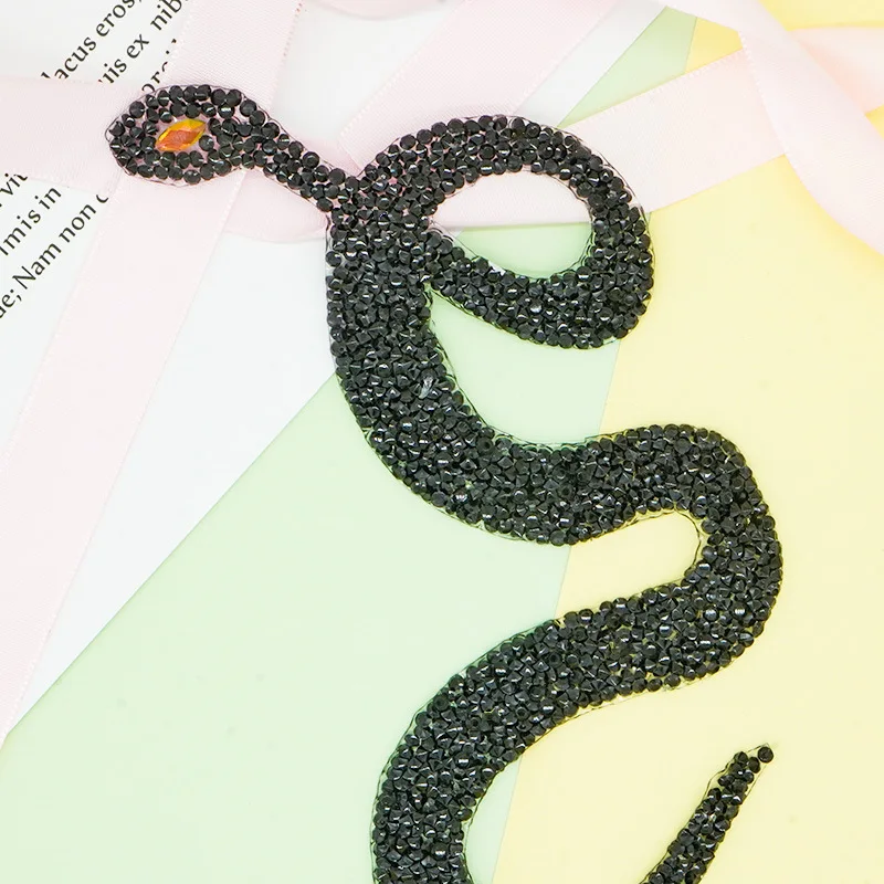 China Manufacturer Shinny Snake Rhinestone Applique Hotfix Rhinestone Patch for Clothing Decorations