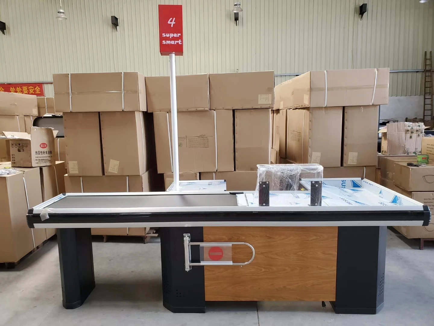 Hypermarket Checkout Cashier Counter With Belt