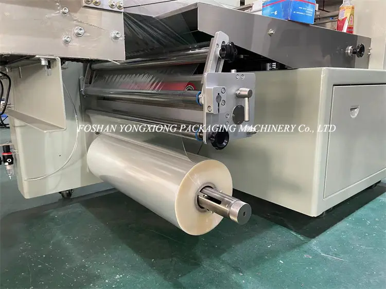 Yongxiong 2022 Automatic Chewy Oat Nut Granola Bars Packaging Machinery Candy Caramel Peanut Bar Packing Machine