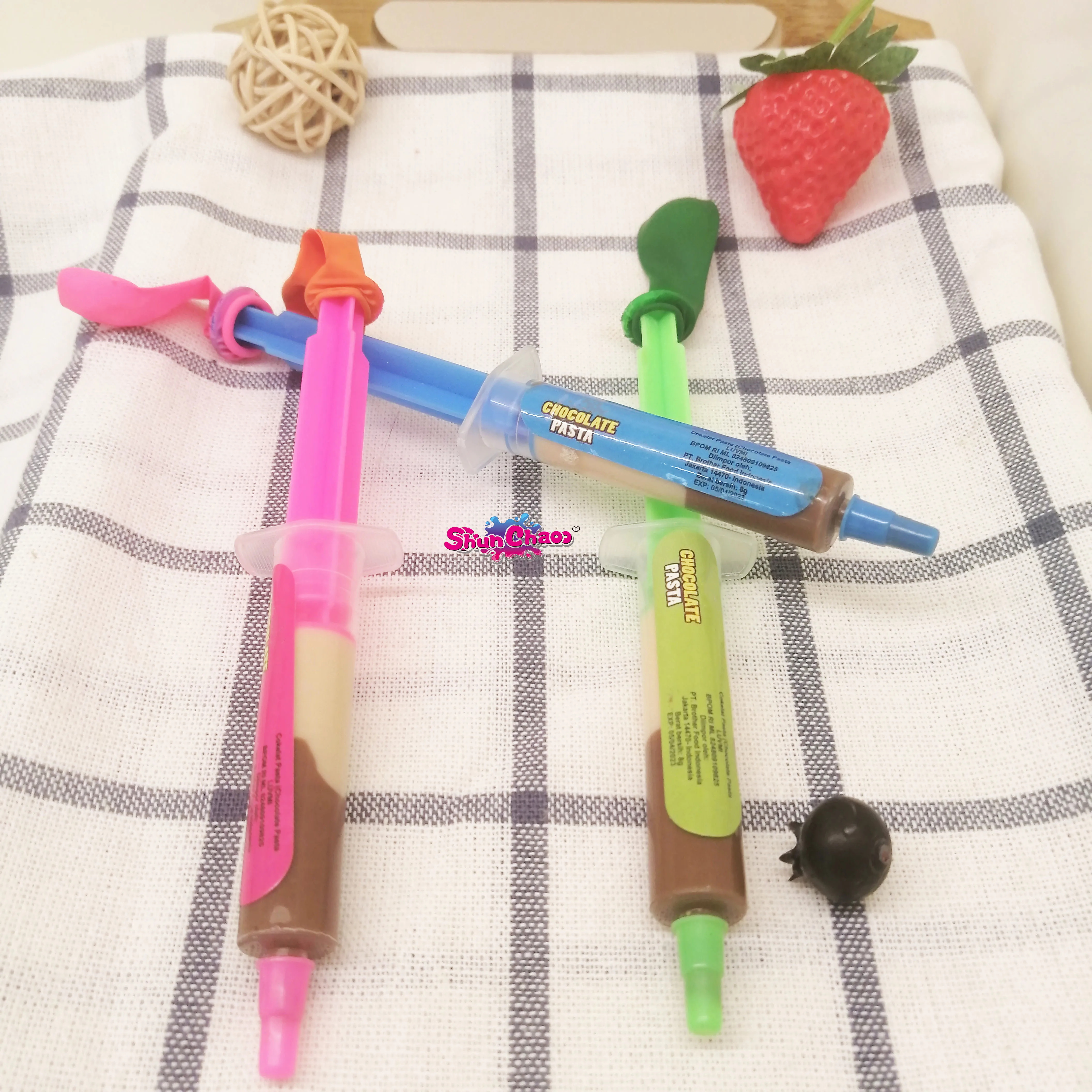 Novelty Creative Sweets And Chocolates Candy Injection Needle Shaped  With Balloon Toy