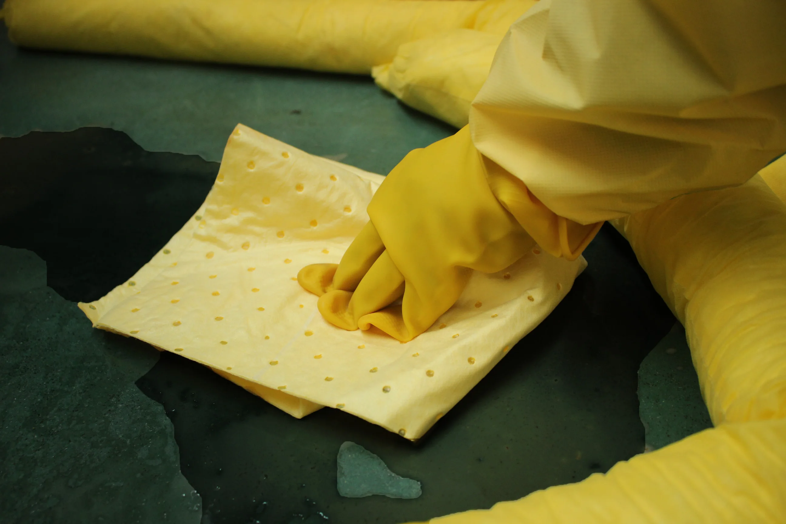 Chemical Absorbent Pad PP Material Oil Boom for Spill Control Oil & Chemical Spill Kits