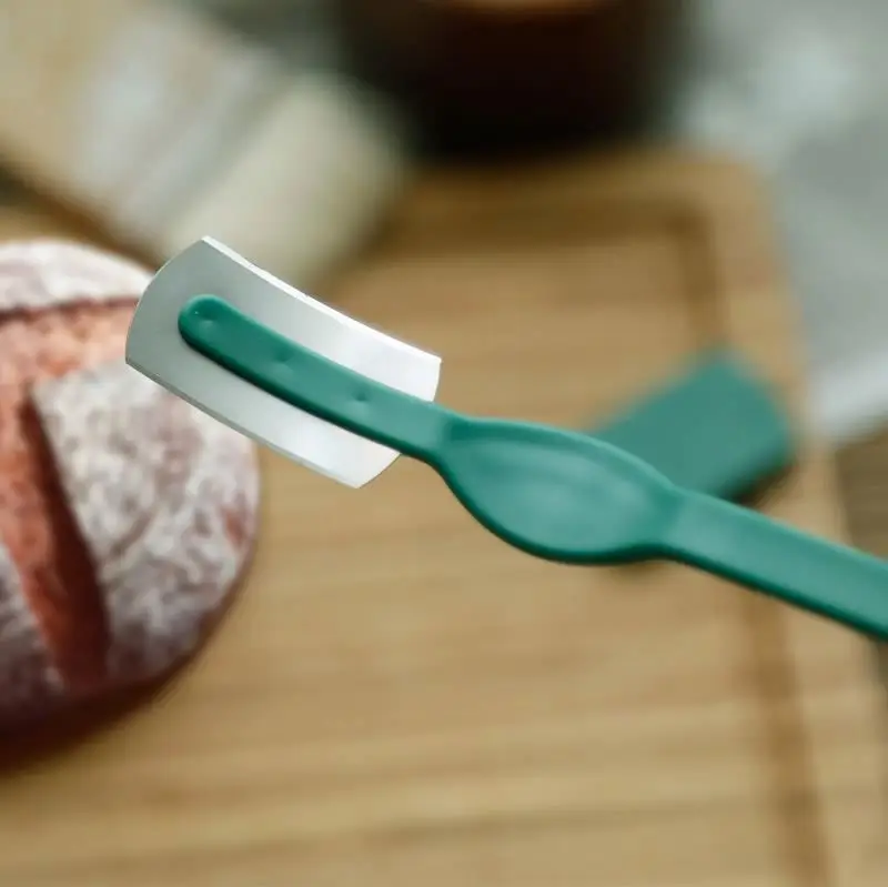 Green Color Plastic Bread Knife with Carbon Steel Blade Curved Shaped Bread Cutter with LID  for Baking Tools
