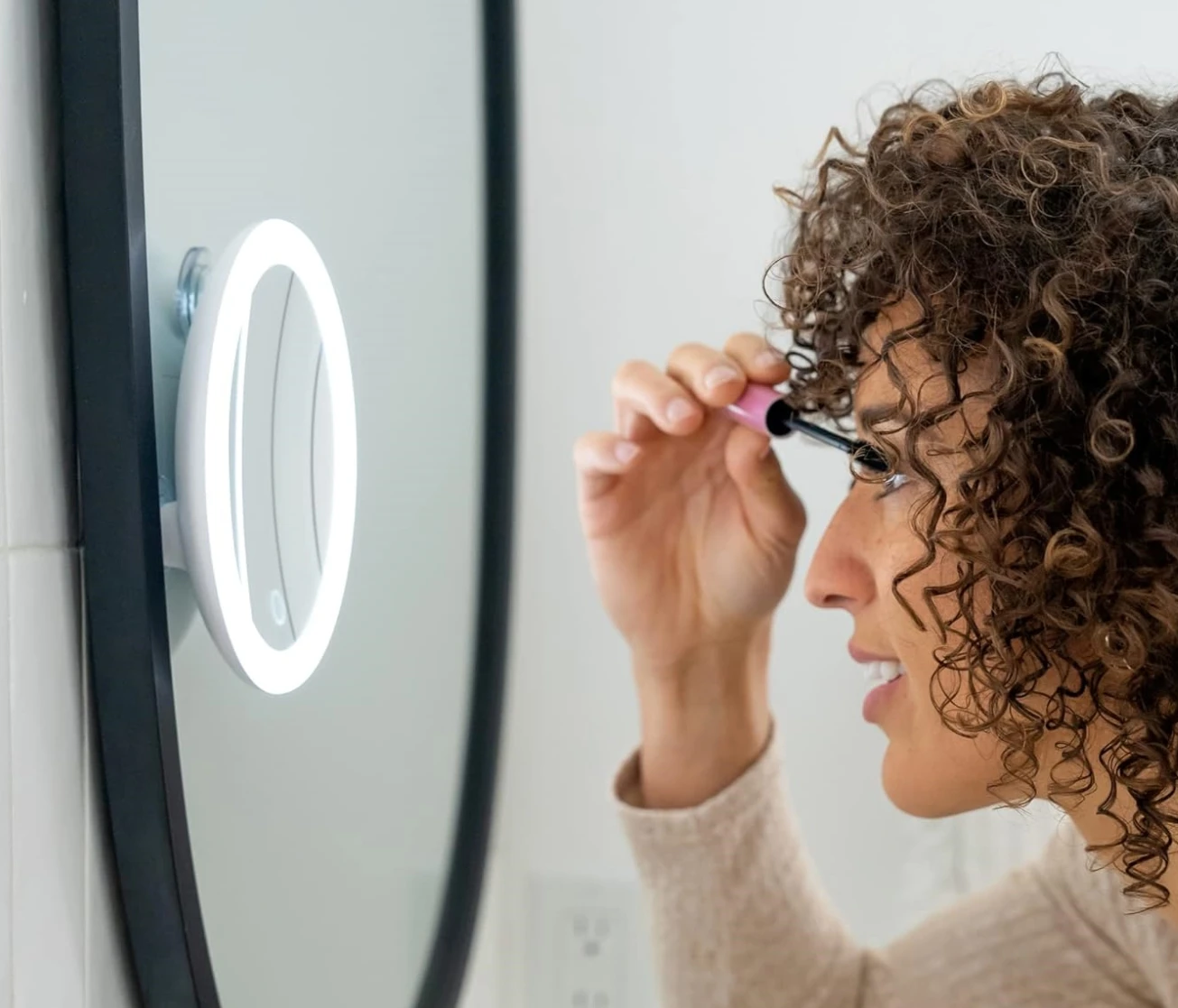 VGC China Triple Suction Cup Magnifying Mirror with Backlit LED Compact Portable Lighted Makeup Mirror for Bathroom or Travel