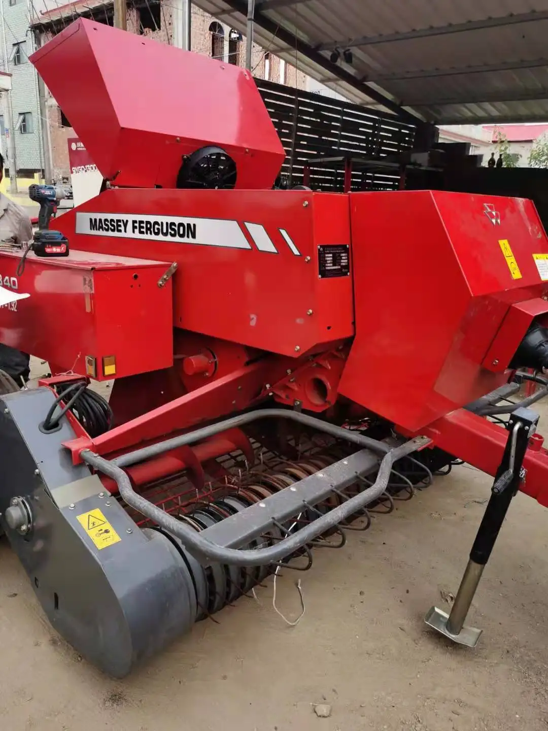 Сельскохозяйственная упаковочная машина Massey Ferguson 1840 б/у квадратный пресс-подборщик в хорошем