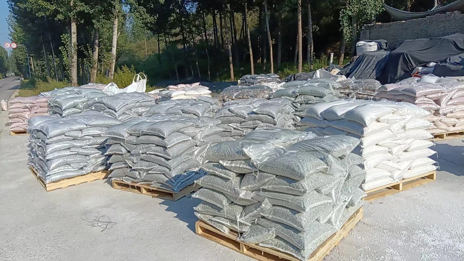 Natural Stone Pebbles for Decorative Flower Beds for Sculptures and Art Ornaments