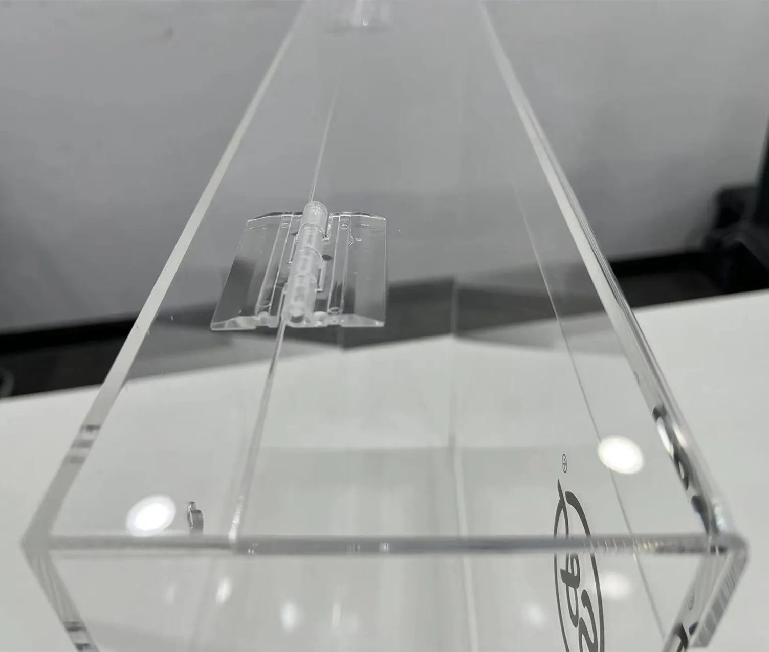 SJ Gown Dispenser Transparent High Quality Bottom Dispensing Wall Mounted Disposable Coverall Isolation Gown Dispensers