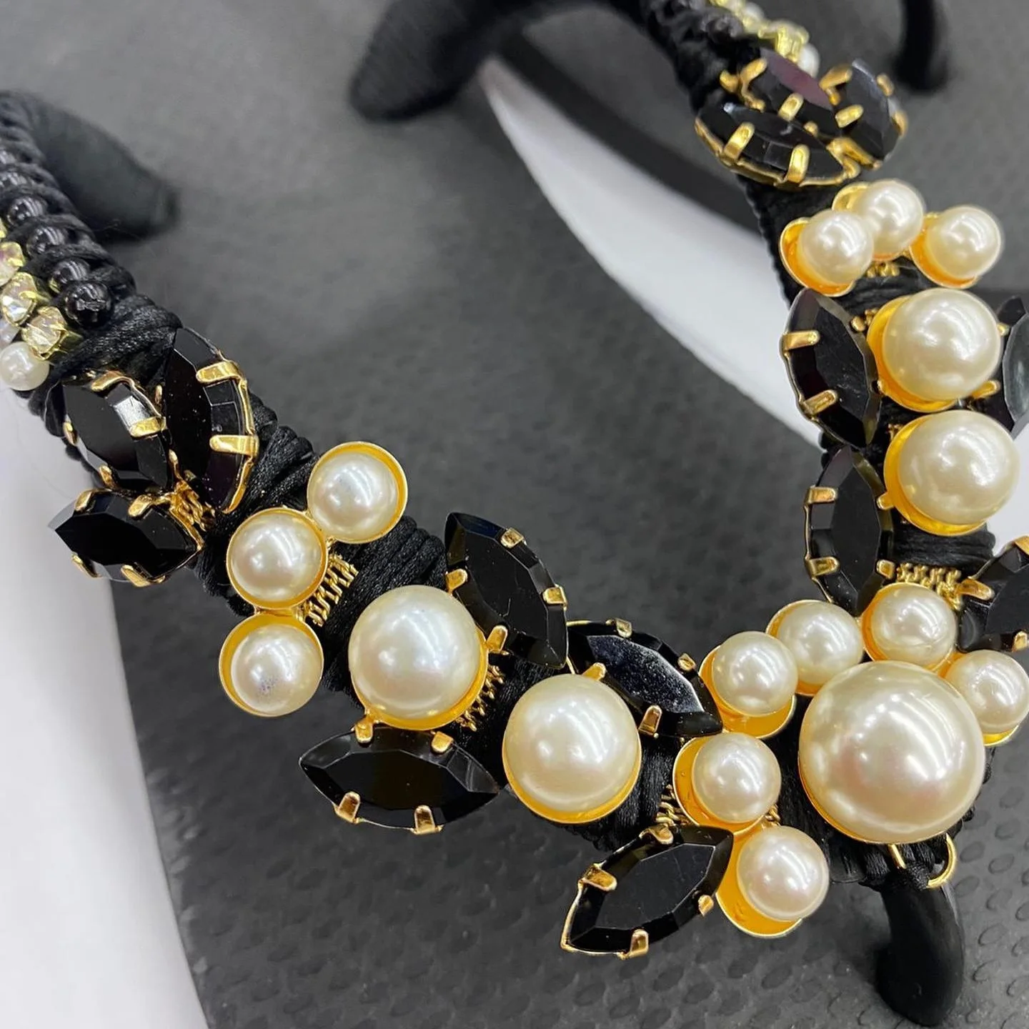 Classic Black Flip Flops Onyx Rhinestones Embellished Flip Flops Beaded Pearls Thong Slippers Wholesale