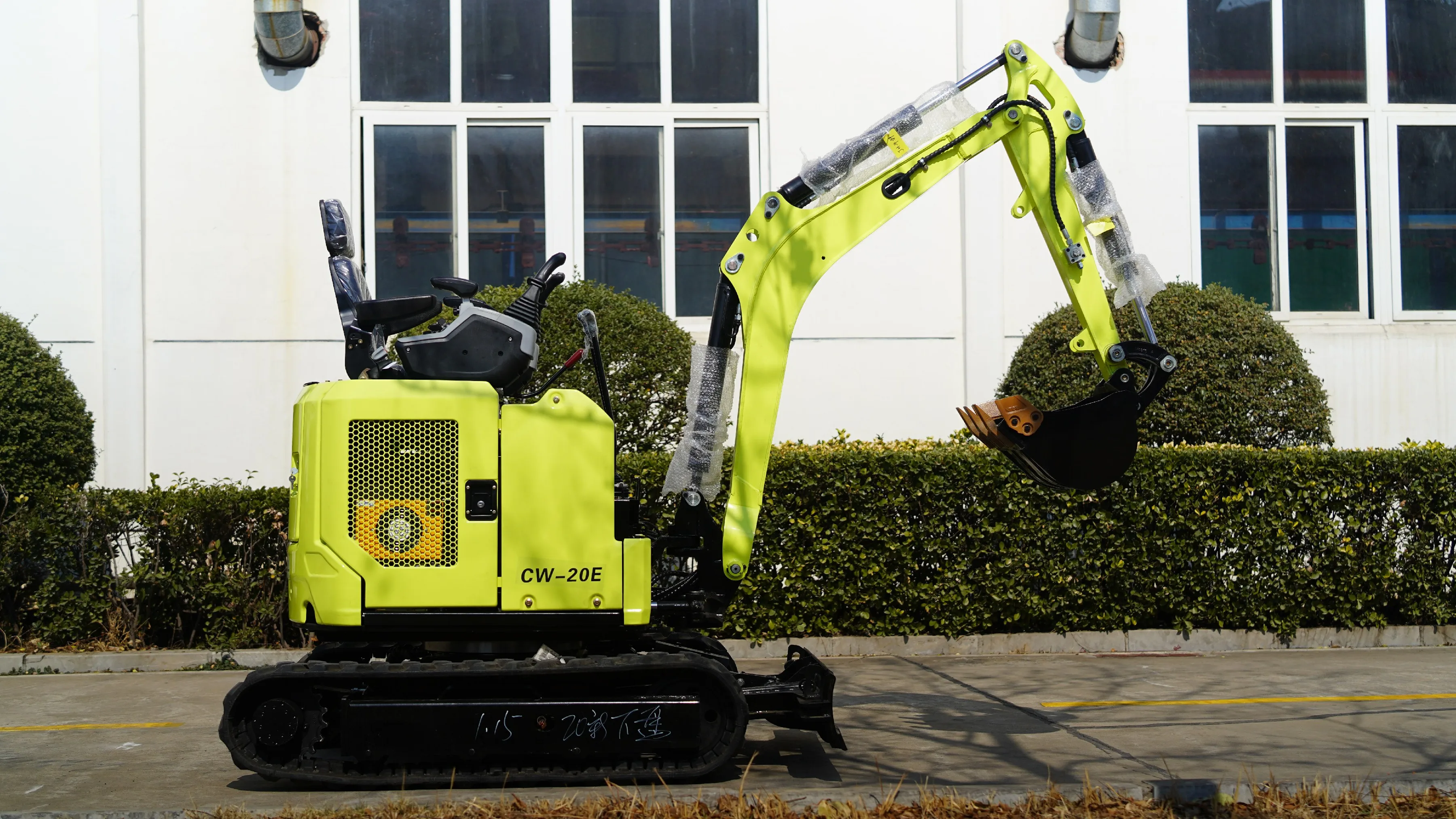 HOT SALE in North America and Europe Free Shipping Mini Electric Excavator  Free Excavator Accessories and Small Trailer