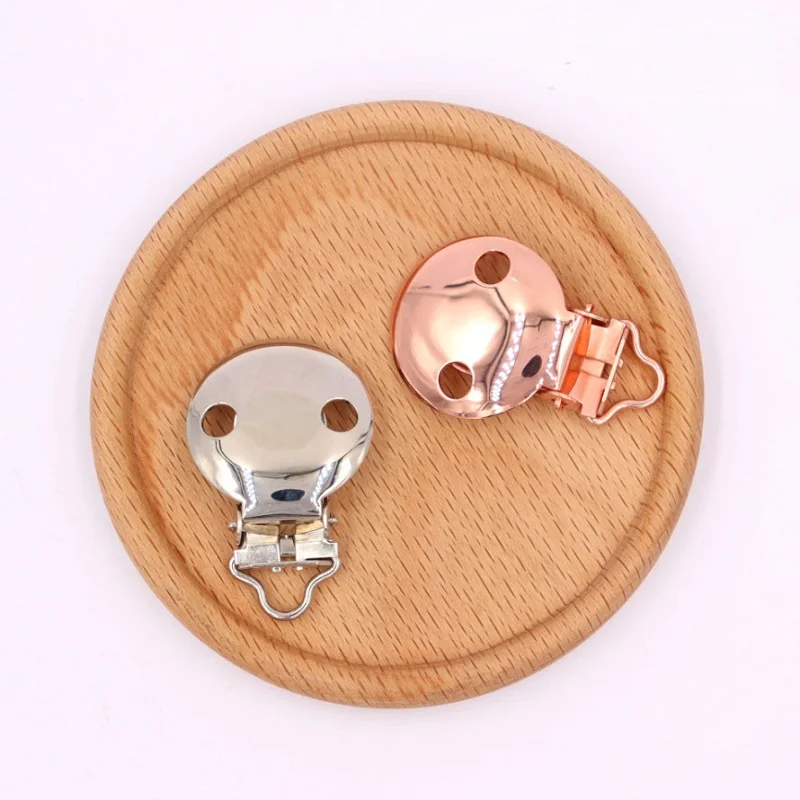 Производитель высококачественных металлических подтяжек с круглой поверхностью 3/4 дюйма, зажимы для пустышки из нержавеющей стали с лазерным логотипом