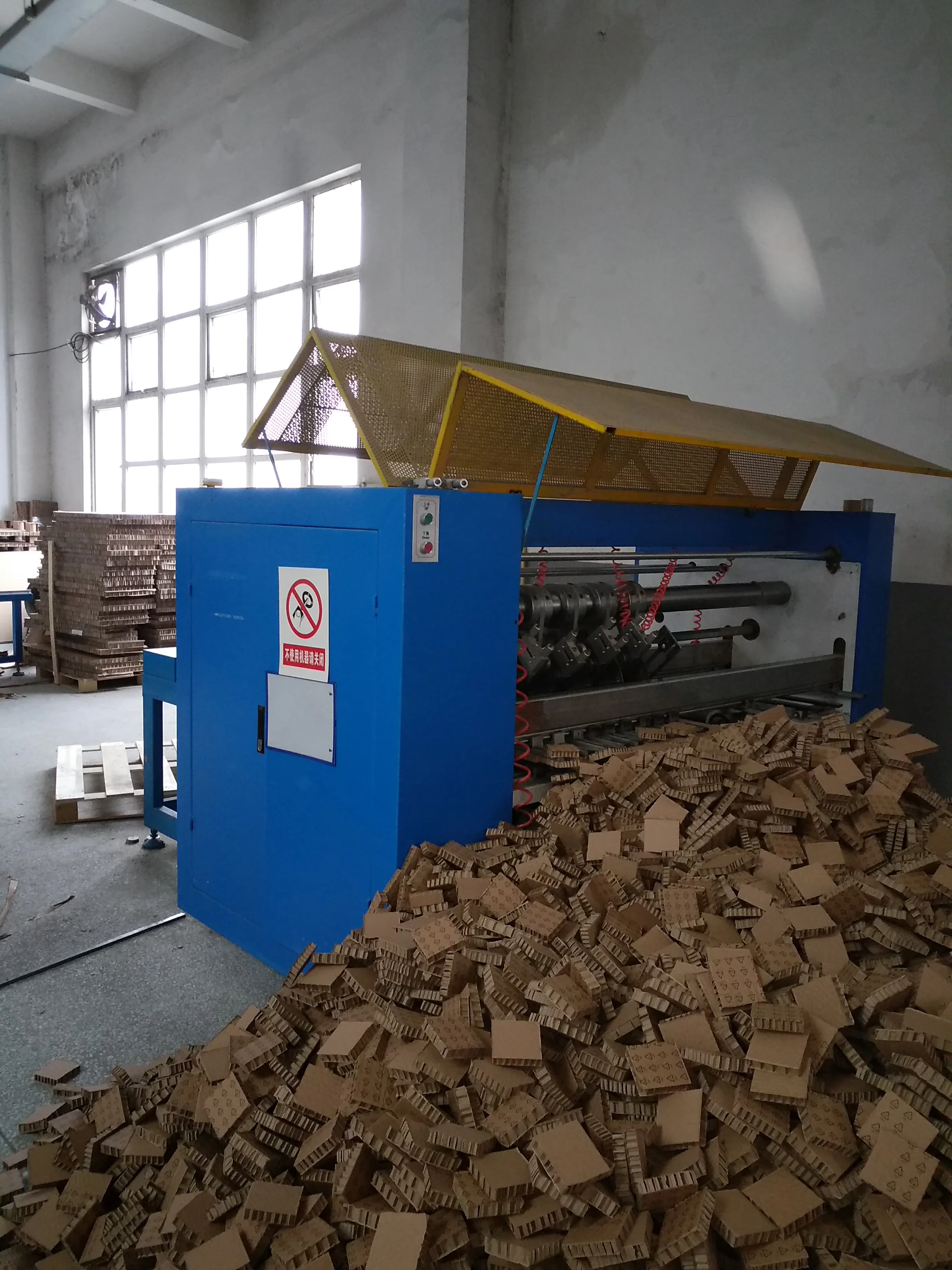 Cutting accurately Paper honeycomb board slitting machine