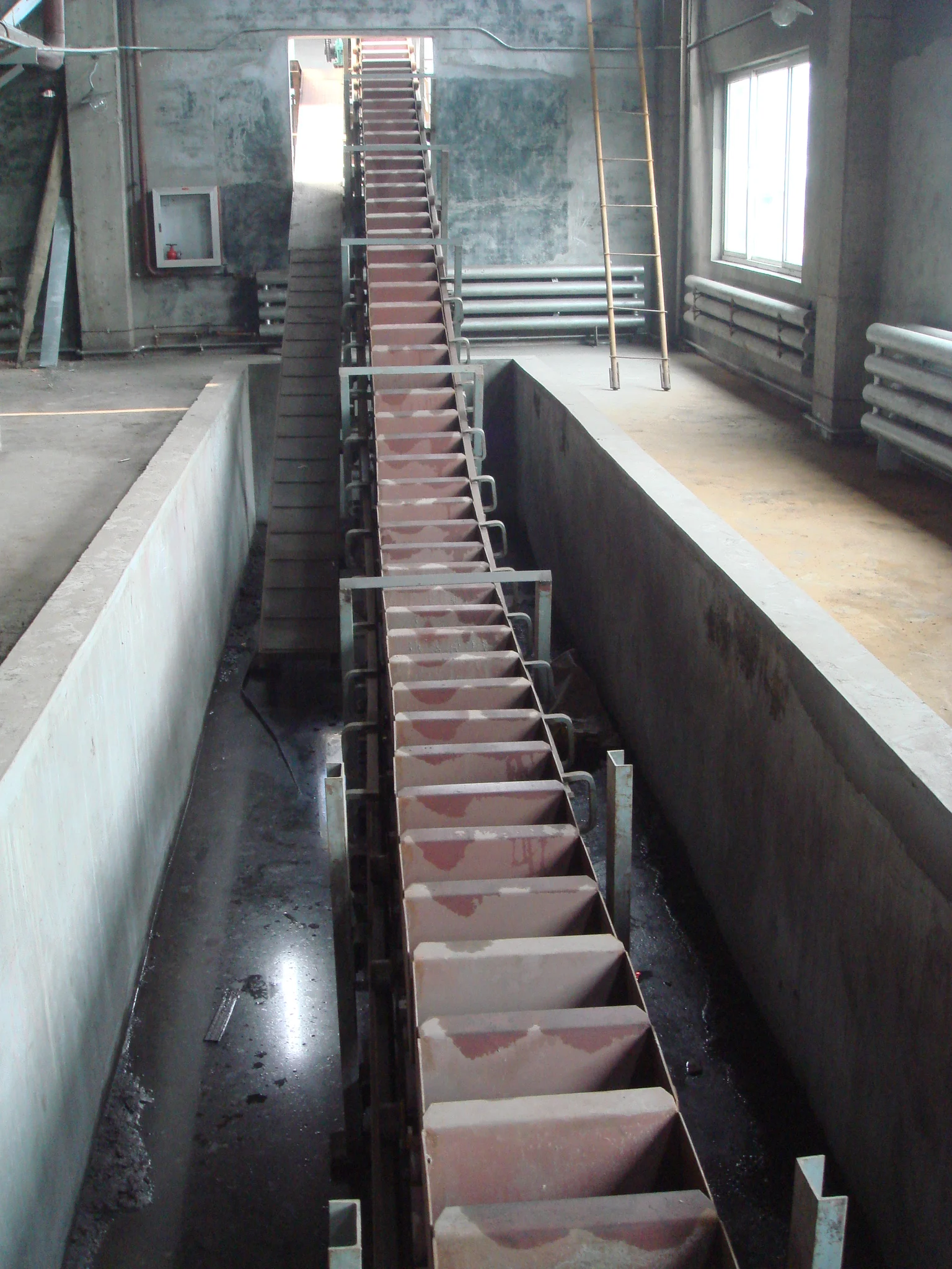 China Conveyor Equipment Chain Bucket Elevator  with hopper for  Slag /ash/Cement Limestone