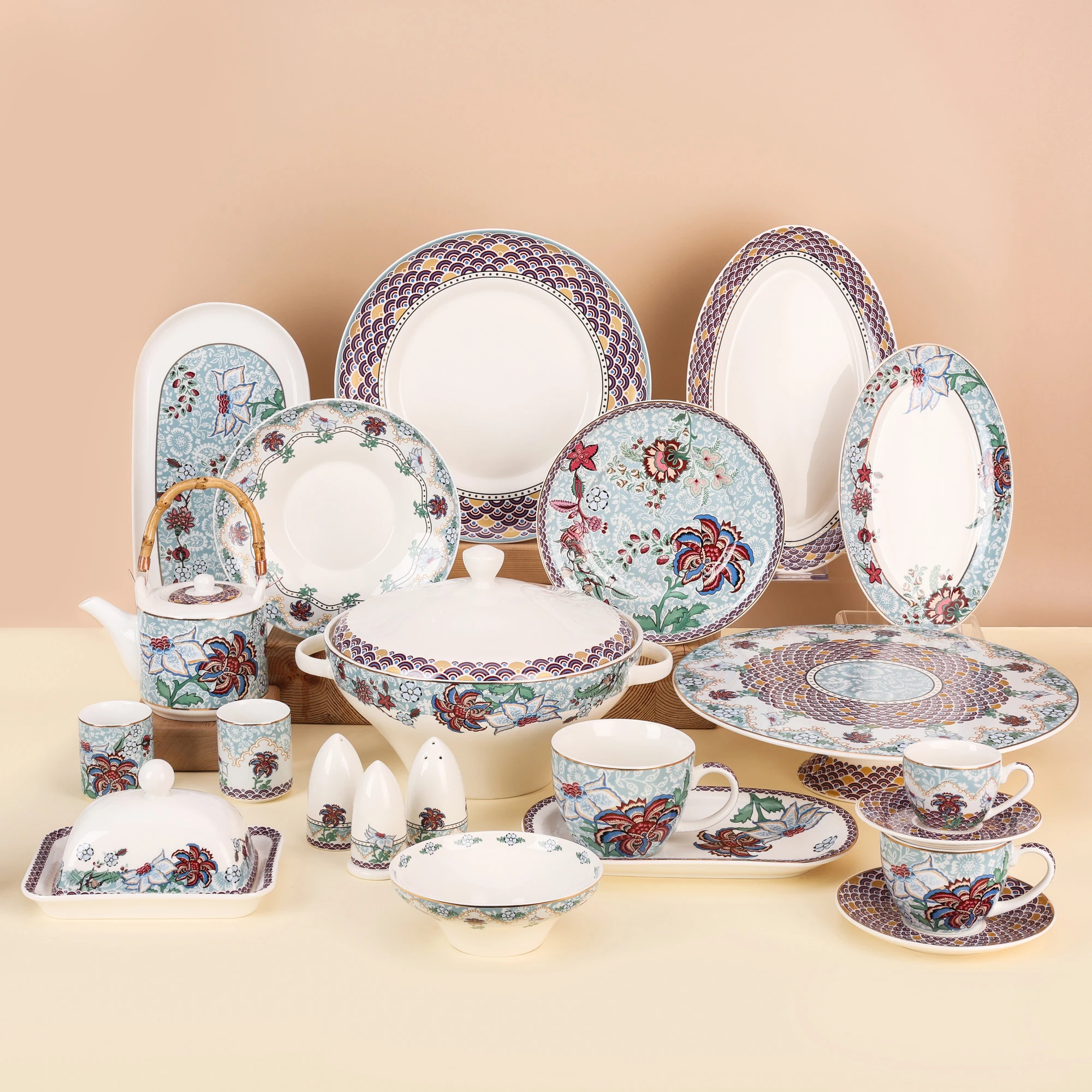 New Designer Bone China Vintage Floral Tableware Porcelain Dinnerware Sets with Plates Bowls Cups