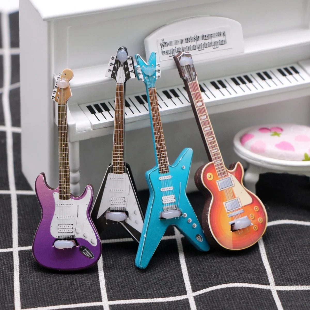 Doll house mini simulation electric guitar OB11 pop guitar miniature scene props Fitting model