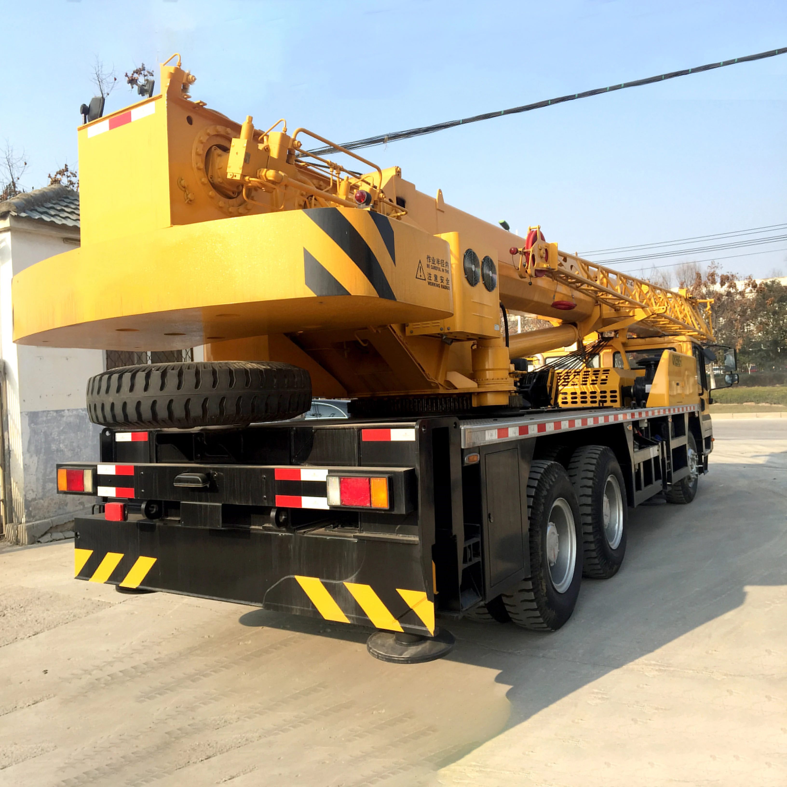 China Cheap Price New 25 Ton Foldable Arm Truck QY25K Mounted Boom Lift Car Crane with Basket Lorry Mounted Crane for Sale