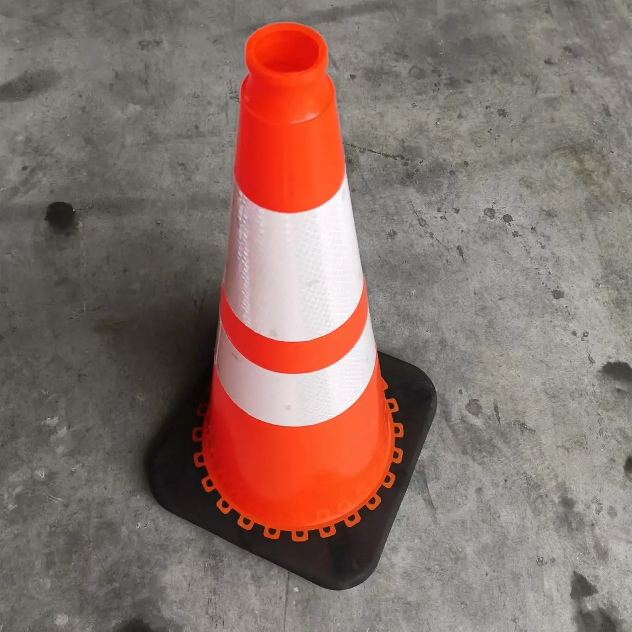 High-Visibility Orange Traffic Cones with 3M Reflective Collars - 28-inch