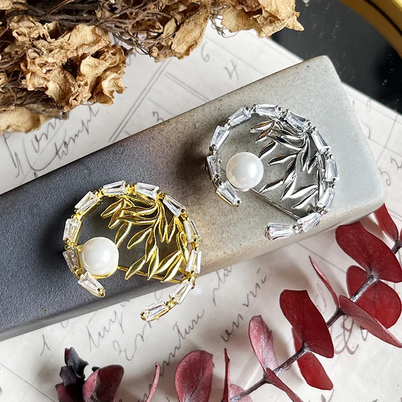 Factory wholesale chinese vintage brooch zinc alloy Metal pearl rhinestone brooches for men clothing