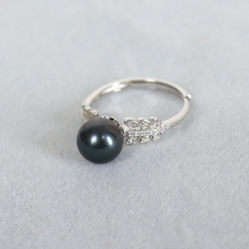 
natural tahitian pearl ring adjustable,high luster,round shape,very clean surface,925 silver mountings,flexible size 