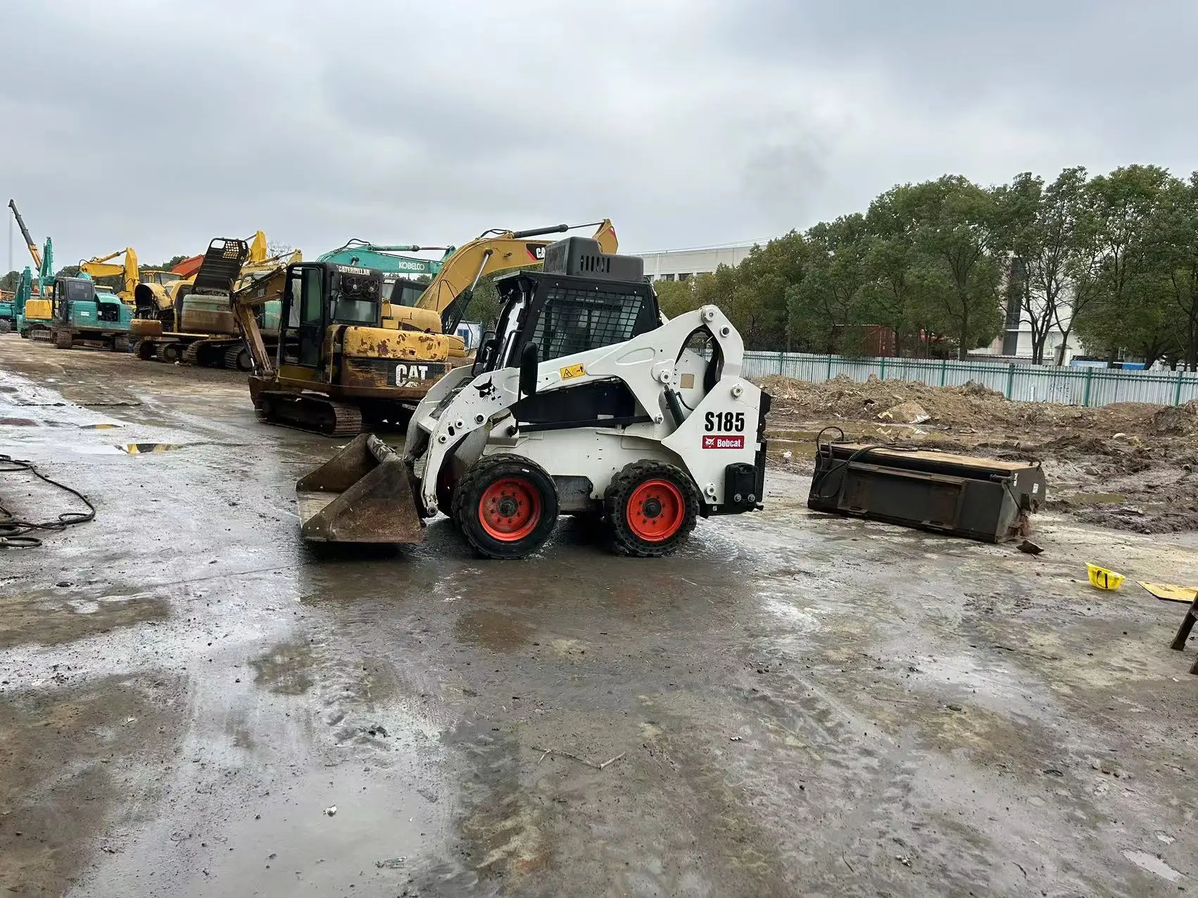 Оригинальный погрузчик с бортовым поворотом Bobcat S18