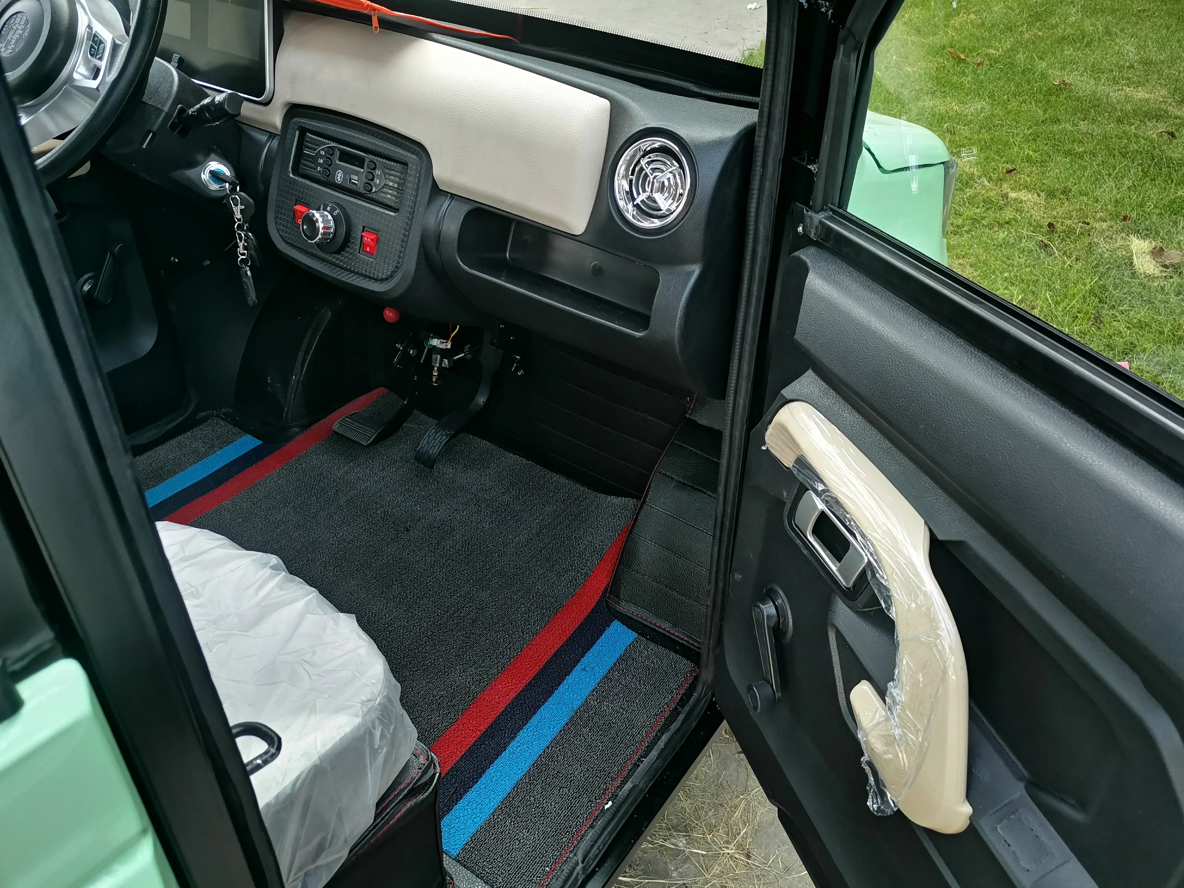 Made in China cheap large space four seats electric brand prices new cars for sale