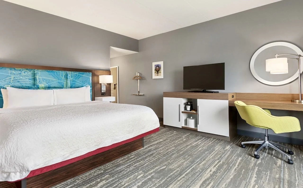 GRT6124 Hotel Furniture Modern King Size Bedroom Sets Custom Upholstered Beds Hampton Inn Hotel Furniture