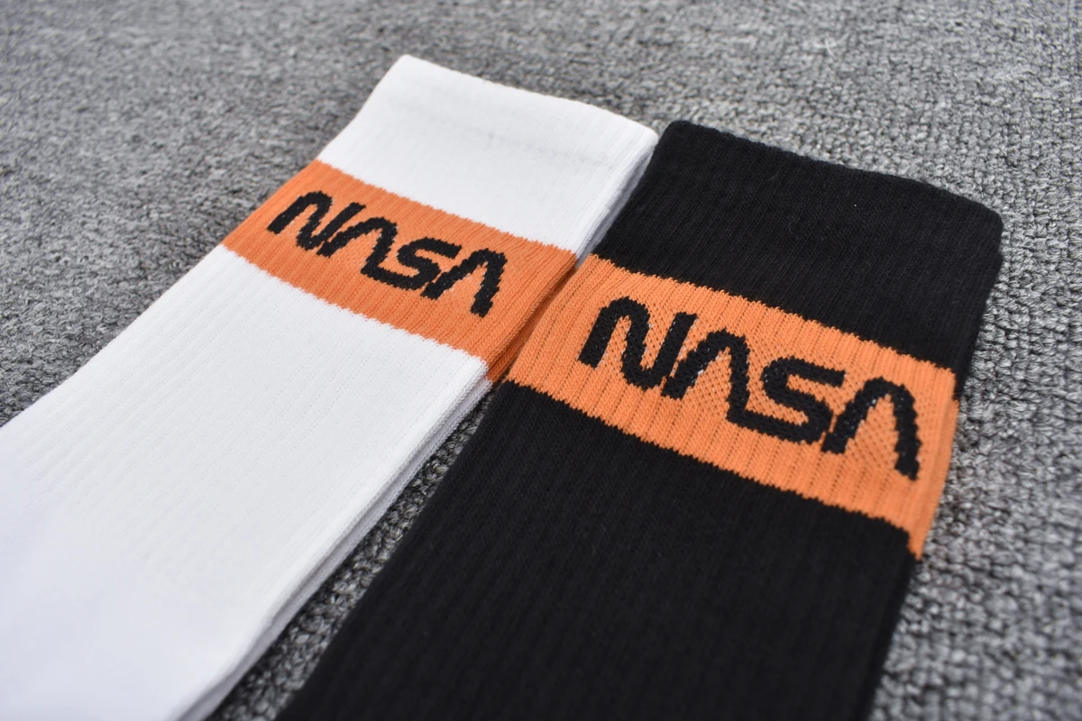 
Astronaut Logo Letter Cotton Socks Men Women High Street Pure Cotton Tube Socks Hip Hop Personality Stockings 