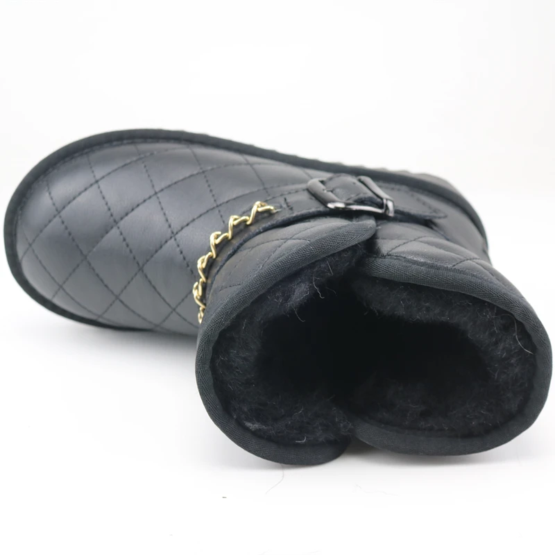 Кожаные женские ботинки с цепочкой