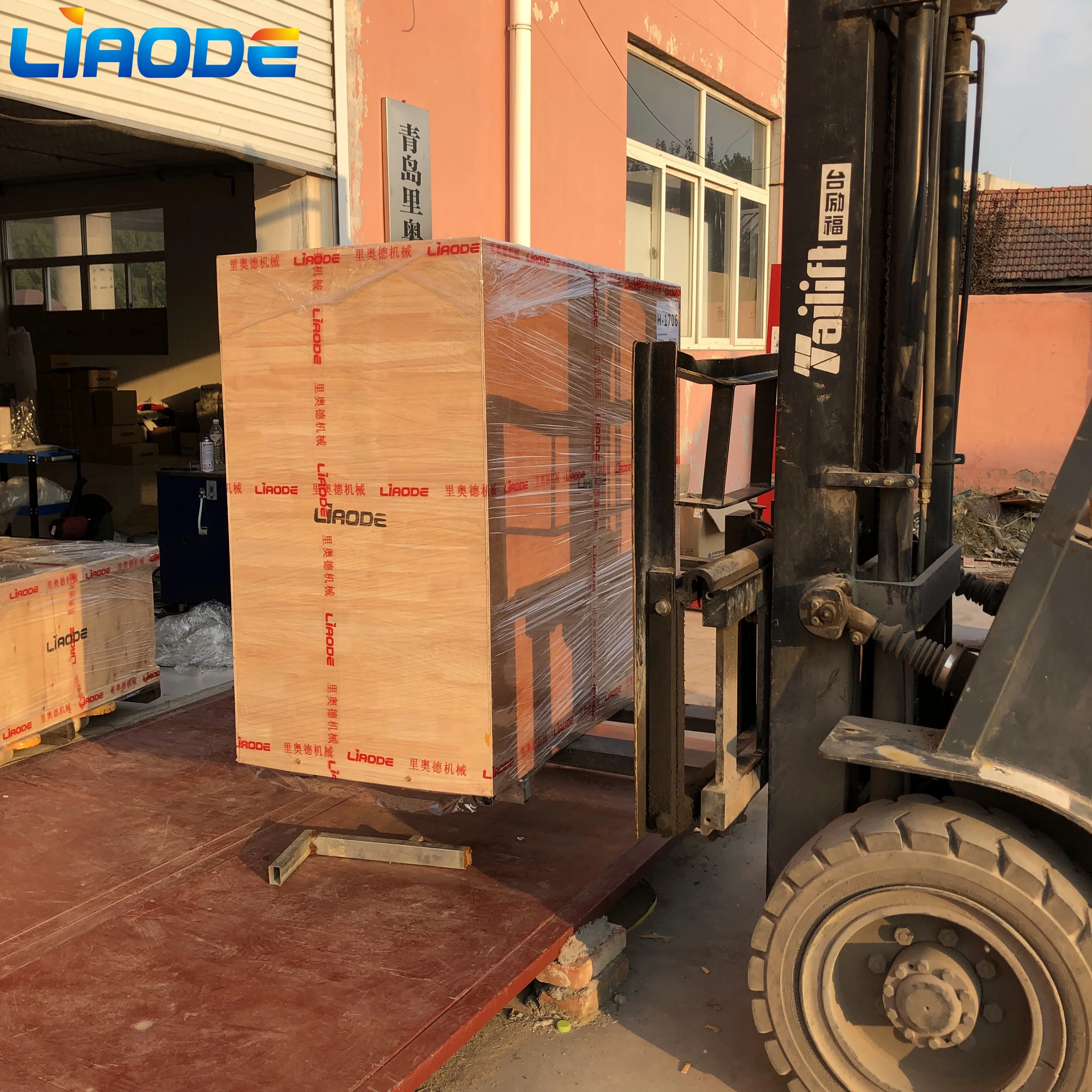 
Two Head Baseball Hats and Caps Making Equipment 