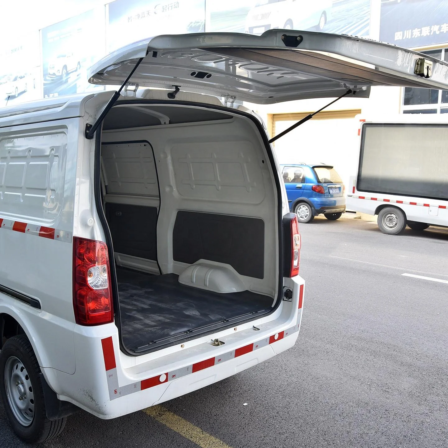 45kw Dongfeng Minibus With 5 Doors