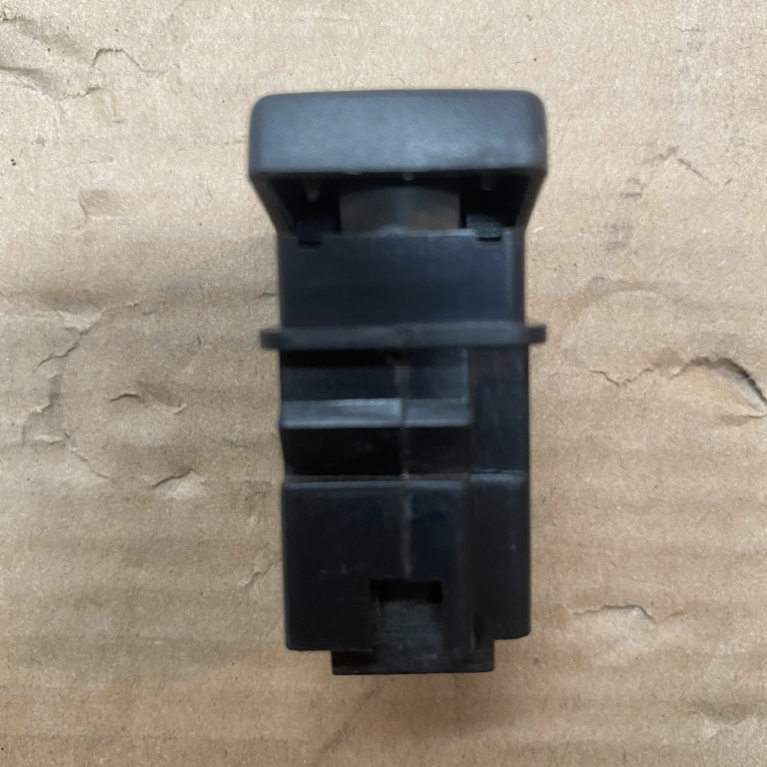 3750010-C0100 air horn switch hot sale Dongfeng Tianlong Tianjin truck pure accessories