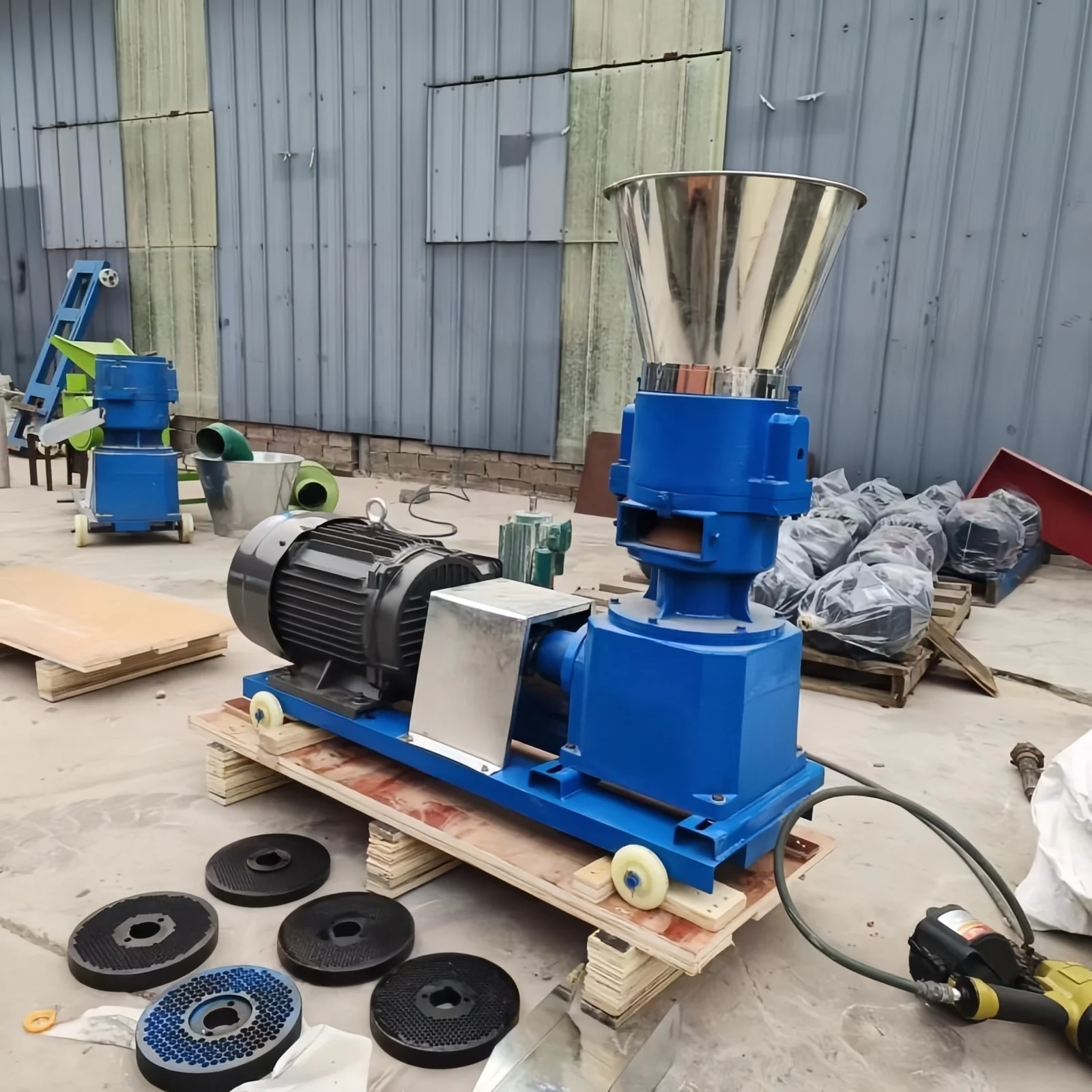 Industrial machinery 800kg/Hr Mini Line Capacity Peat Poultry Rabbit Turkey Feed Mixer Line Machine