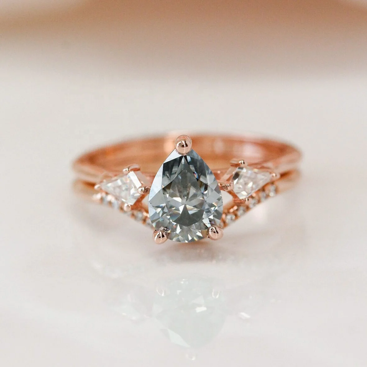 Обручальное кольцо из серебра 925 пробы с муассанитом и бриллиантом обручальное розового золота 3 камнями серым короной