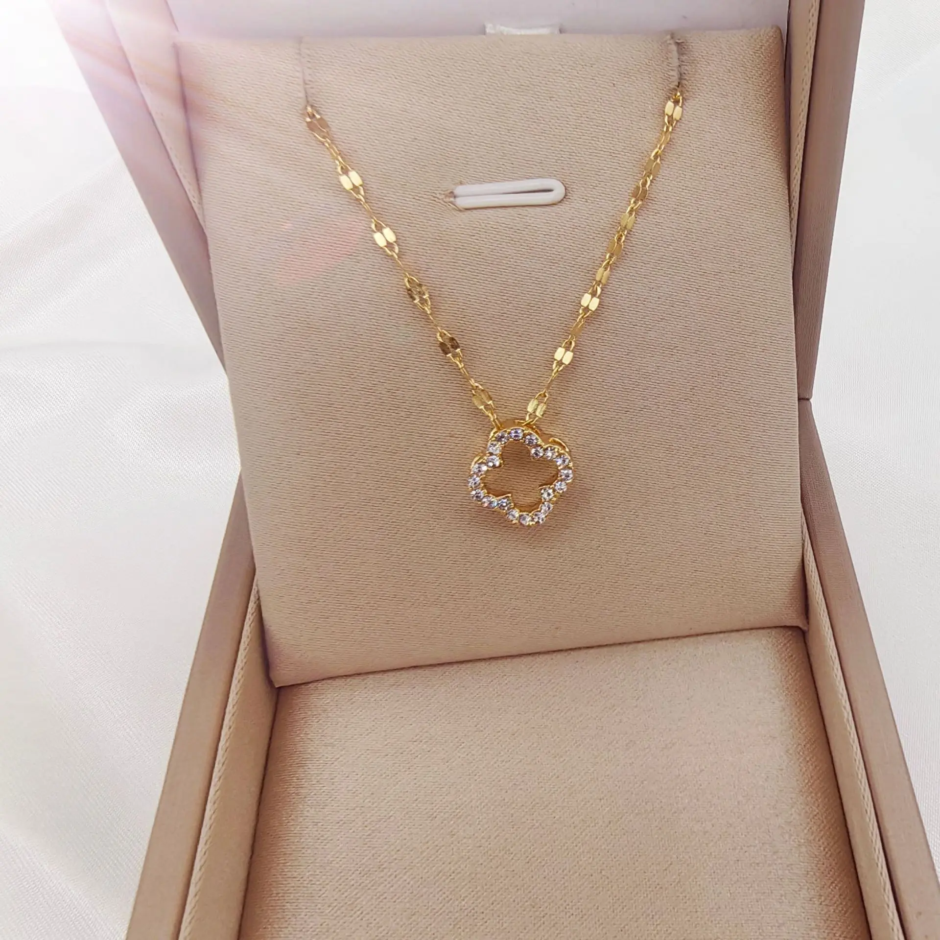 New fashion rhinestone With Four-leaf Clover Necklace Light High quality Senior Sense Flash Diamonds Necklace