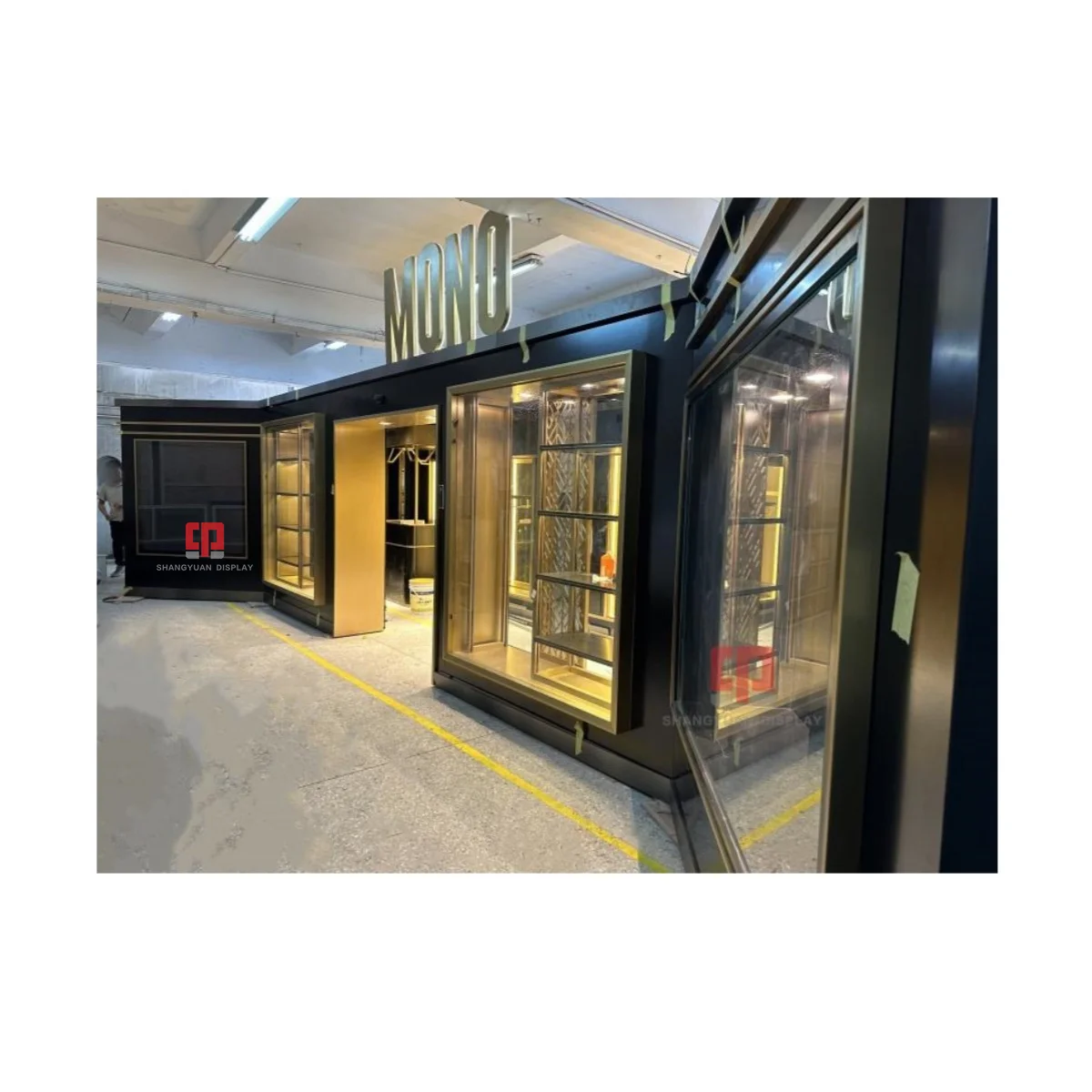 Luxury Clothing Store Wardrobe Display Cabinet Fancy Apparel Shop Interior Design Metal Clothes Stores Display Showcase