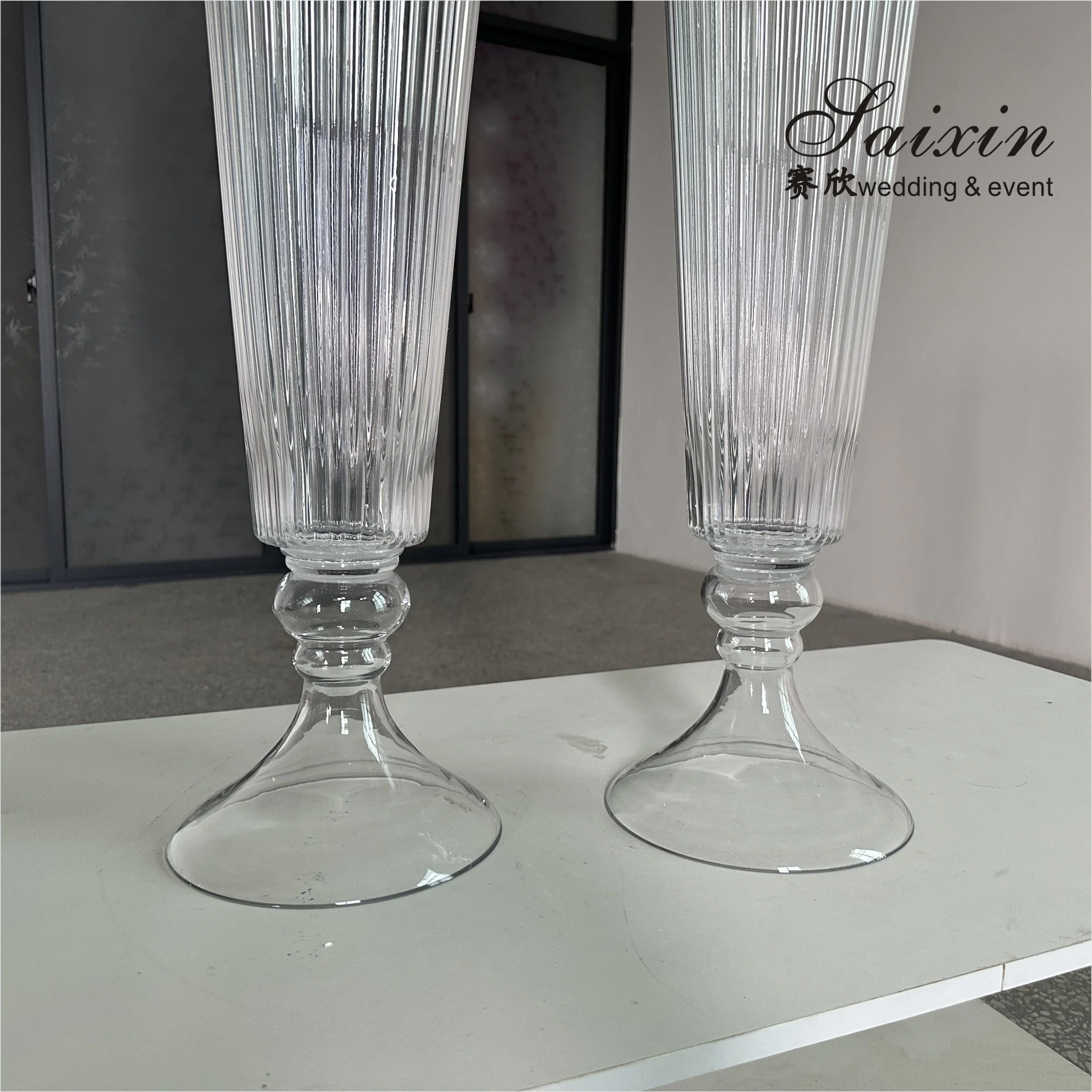 Saixin high quality ribbed decoration tall striped glass vase for wedding centerpieces