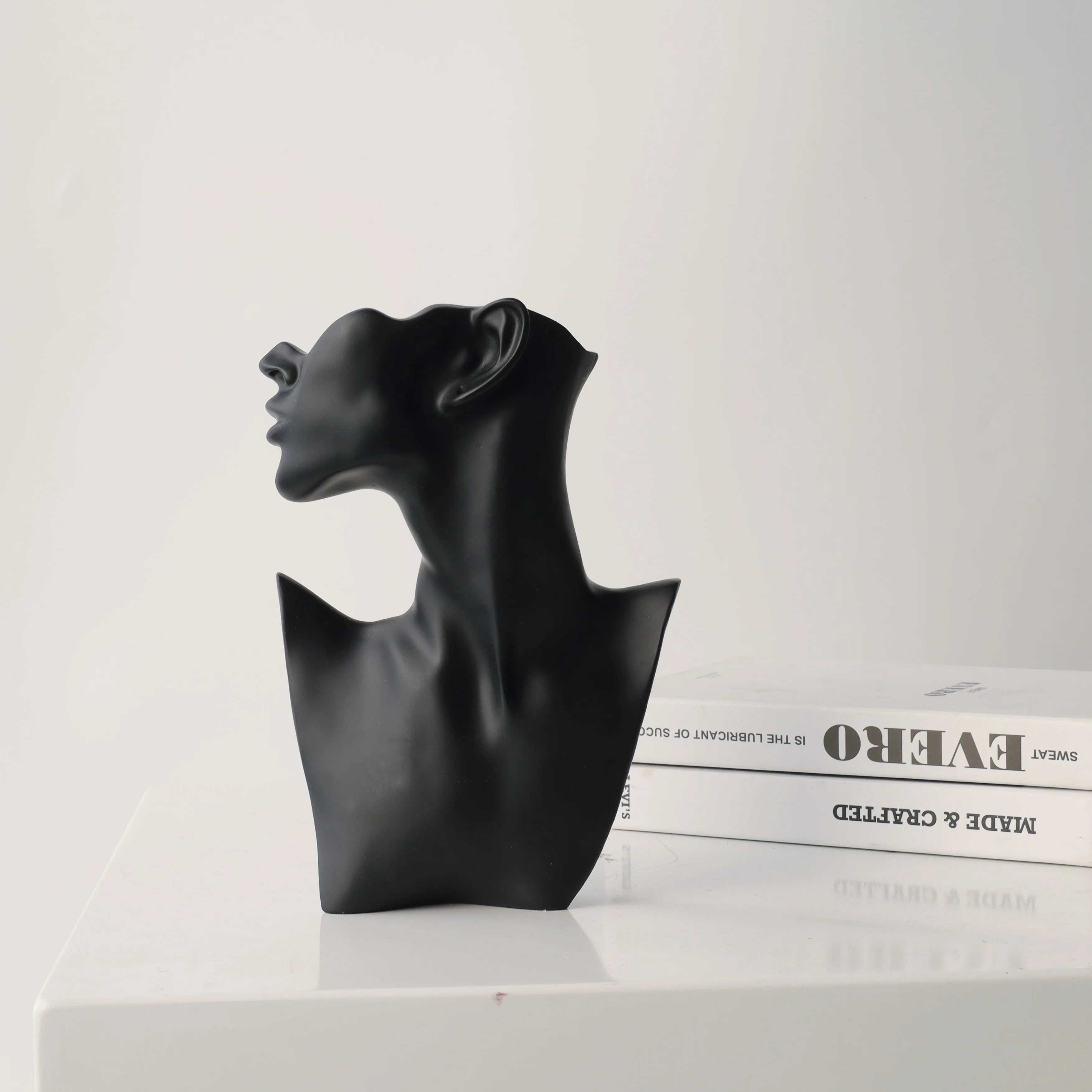 resin crafts Abstract Female sculpture mannequin head with shoulders necklace and earring jewelry display stand