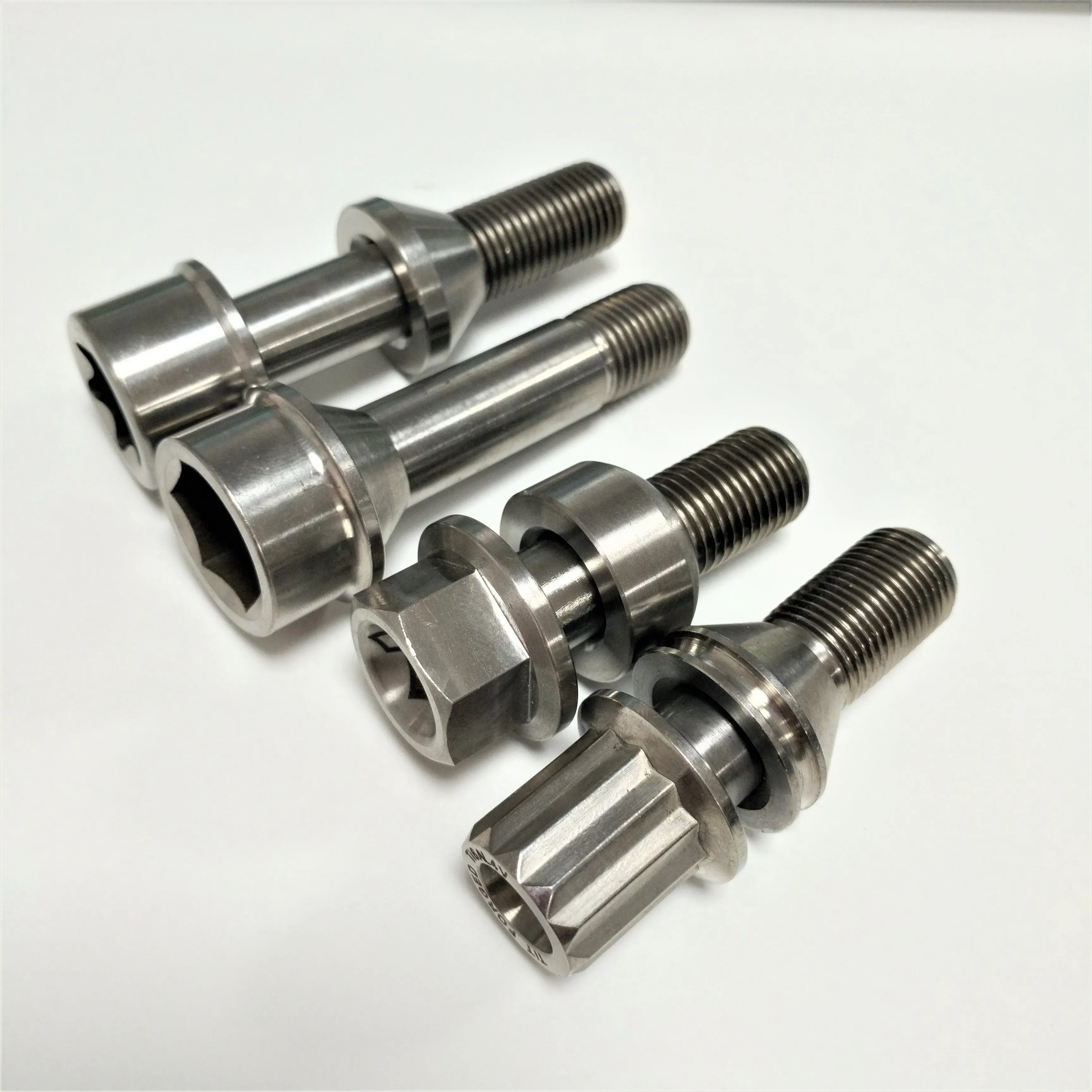Titanium lug wheel bolts Titanium lug bolts M14x1.5 for racing cars M14 X 15 titanium wheel bolt M12 125