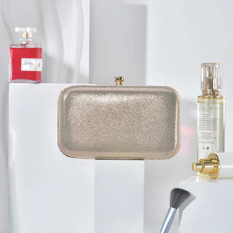 Прямоугольный клатч со стразами