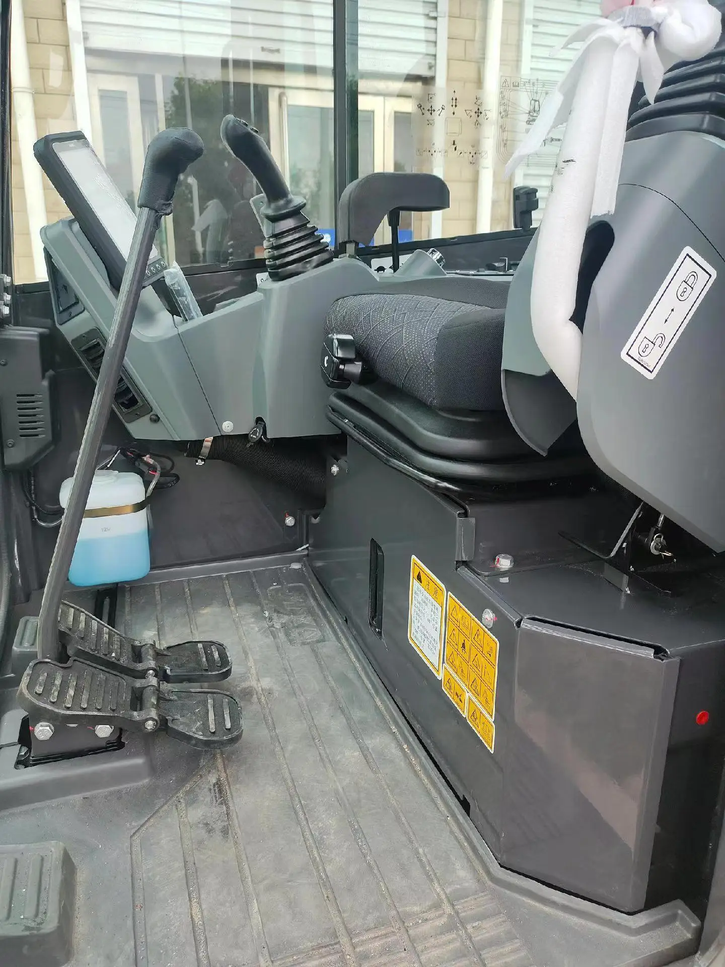 Mini 2.7 ton 3 ton excavator with cabin and heater from China TOP 1 brand new mini excavator XE27U