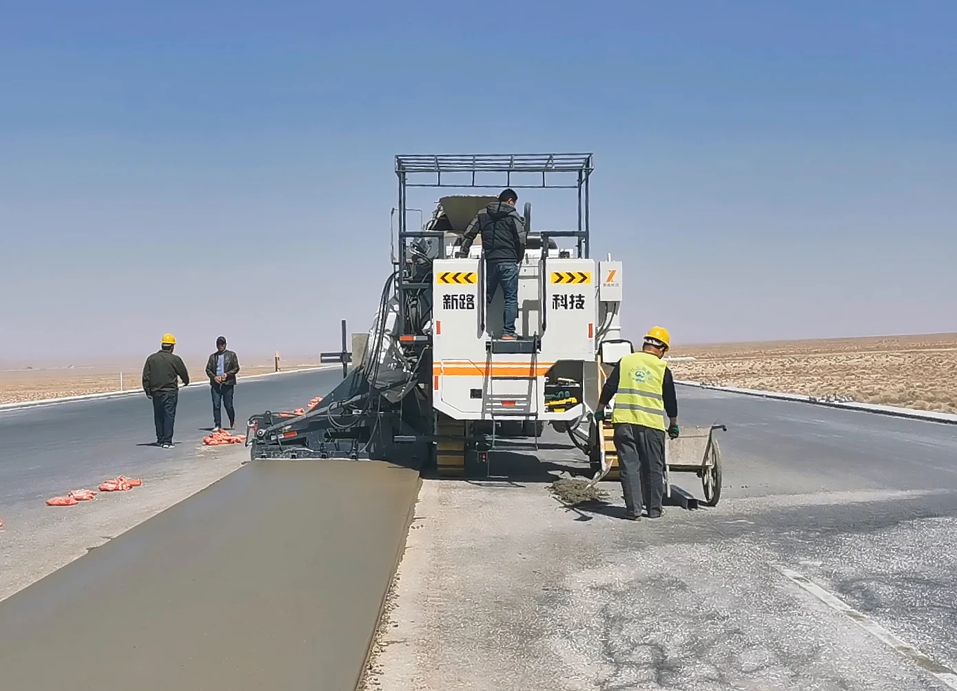 Concrete slip form paver  3 Track concrete Curb machine curbing paving machine concrete kerb machine